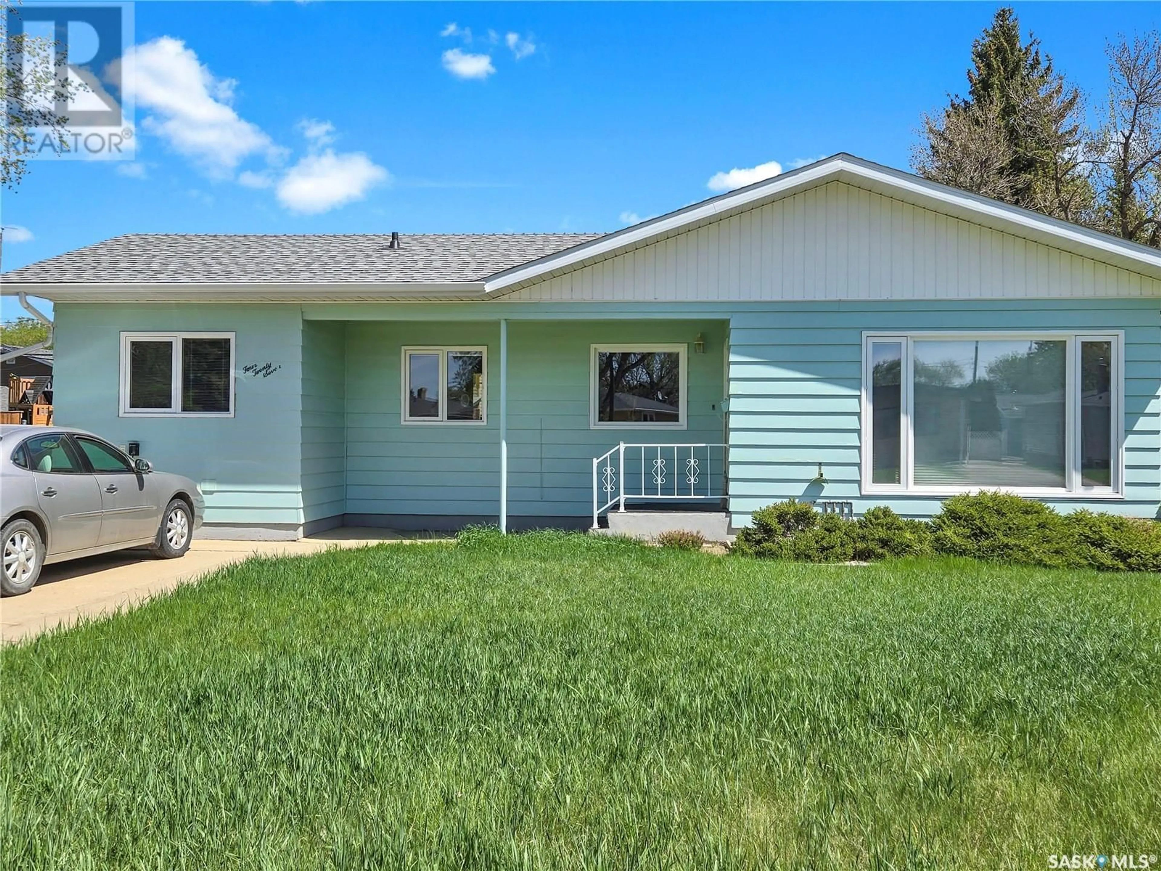 Home with vinyl exterior material, street for 427 15TH AVENUE, Swift Current Saskatchewan S9H2X5