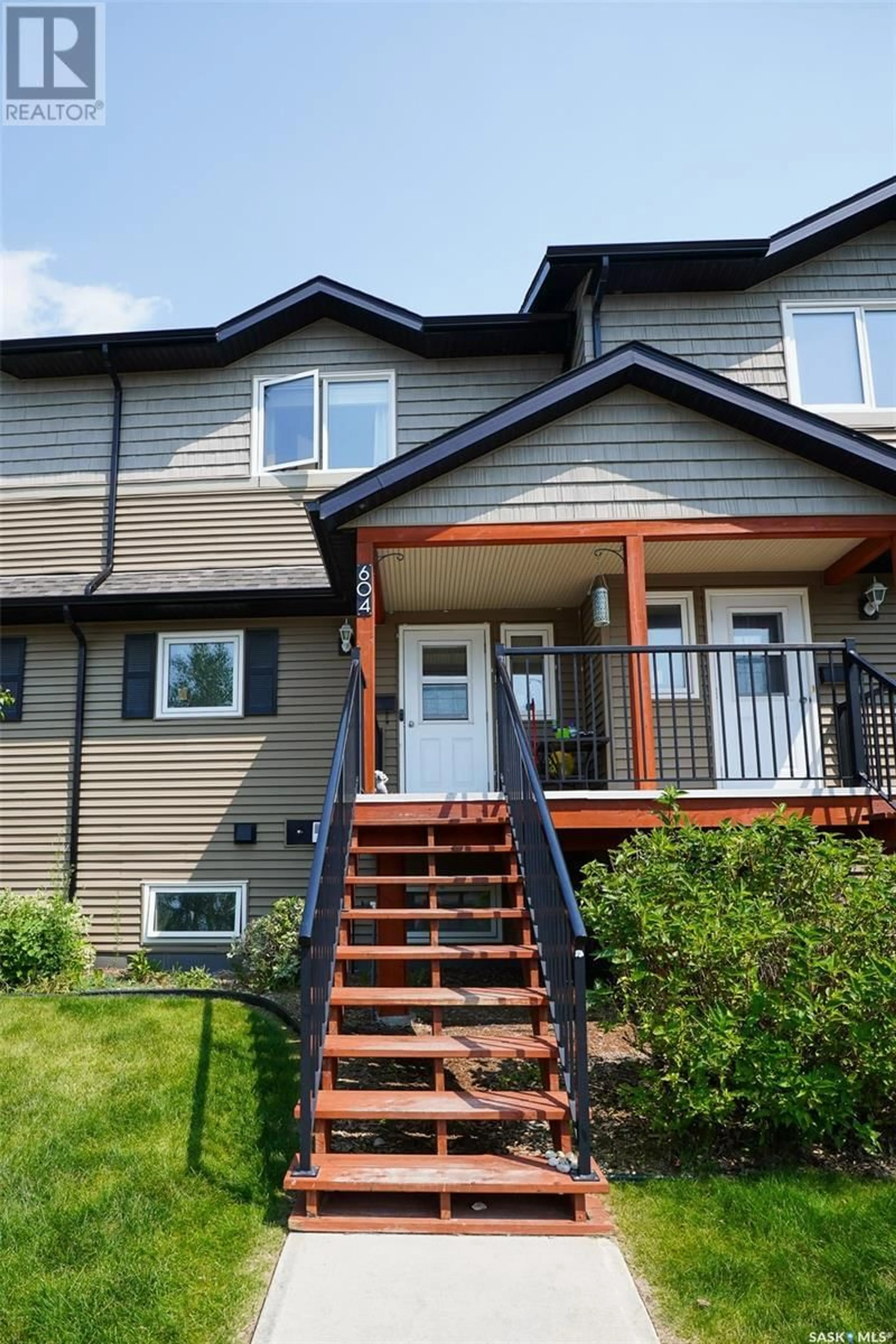 Home with vinyl exterior material, street for 110 - 604 SHILLINGTON CRESCENT, Saskatoon Saskatchewan S7M3Z8