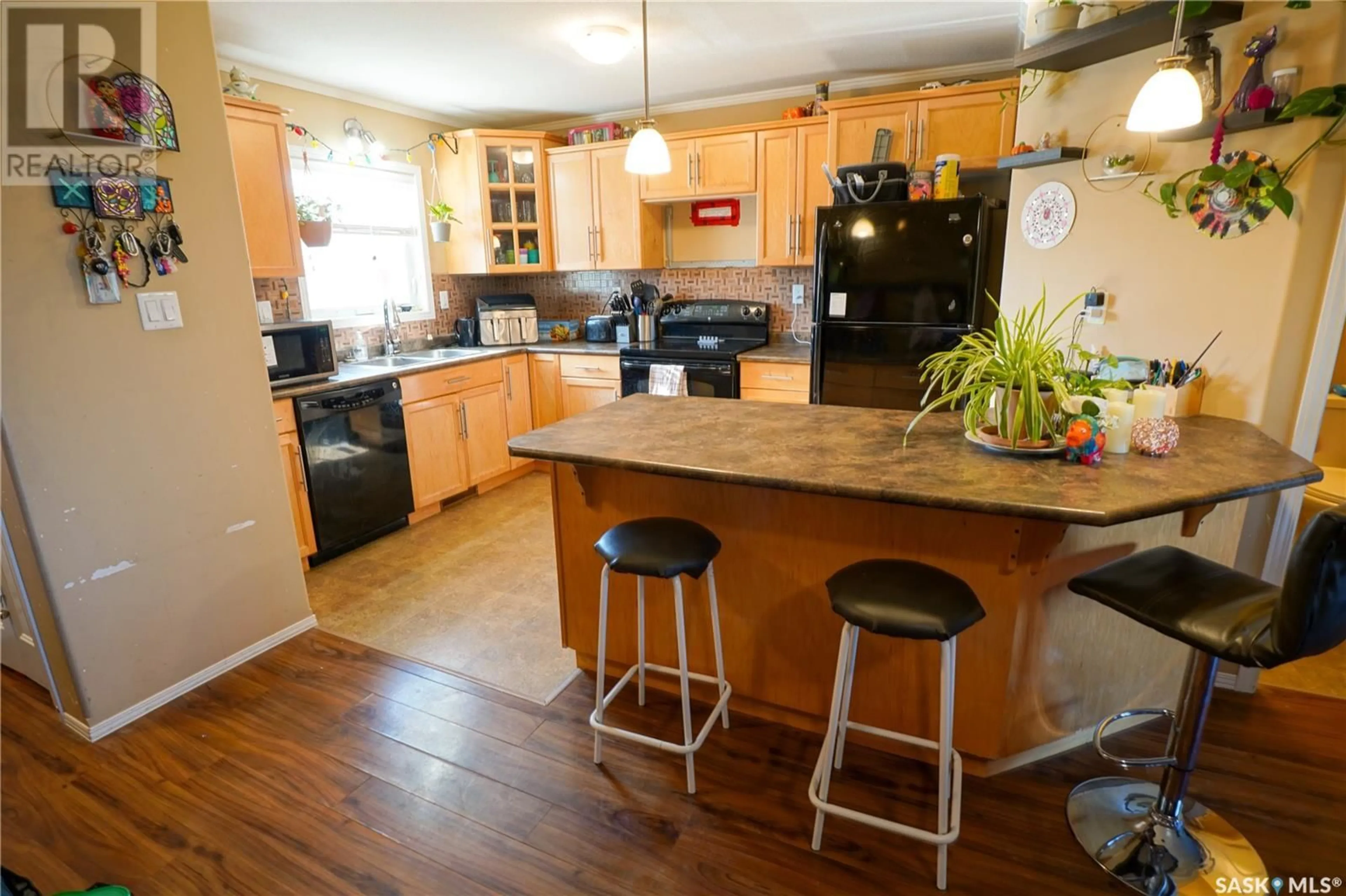 Open concept kitchen, wood/laminate floor for 110 - 604 SHILLINGTON CRESCENT, Saskatoon Saskatchewan S7M3Z8