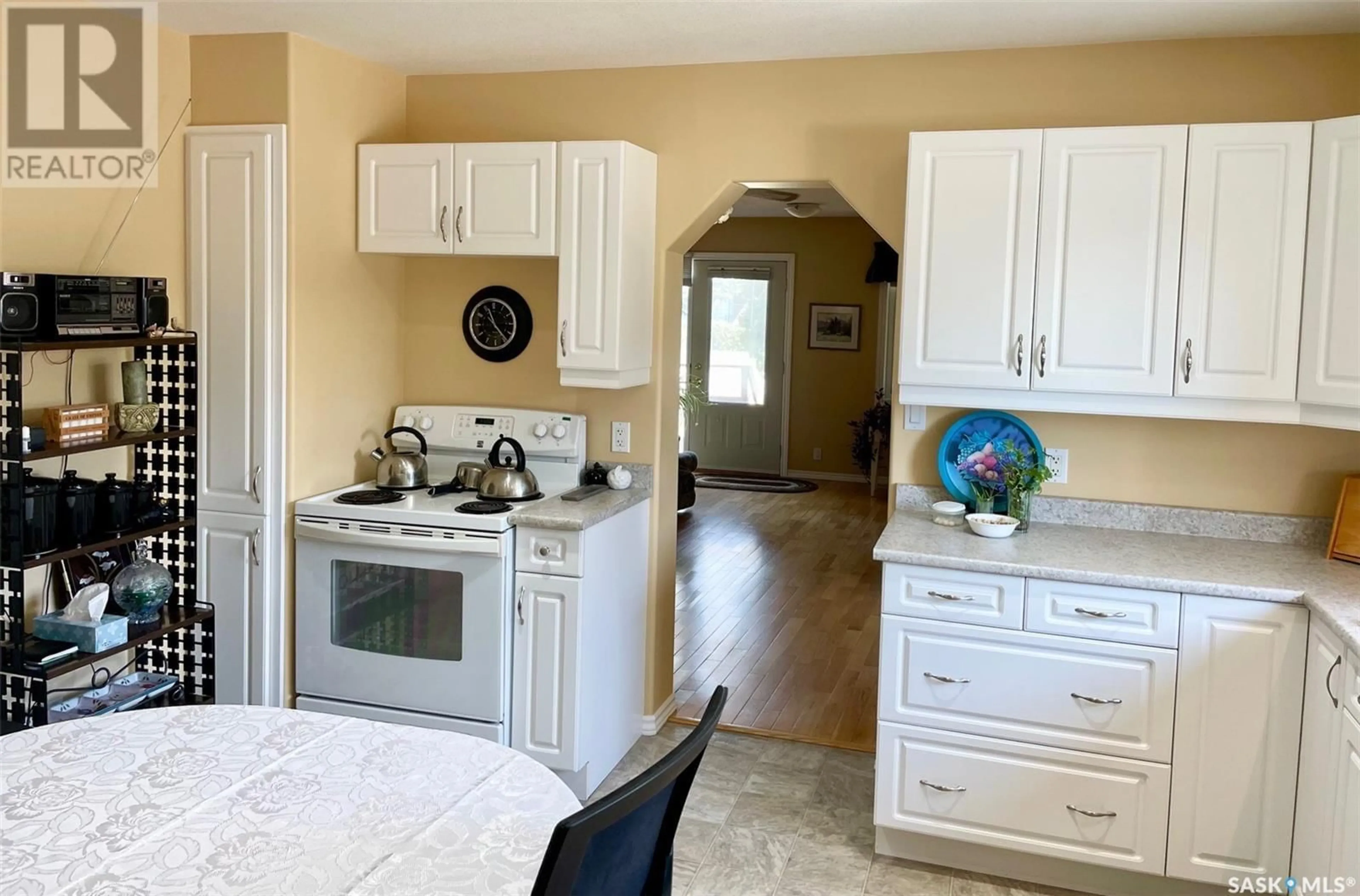 Open concept kitchen, unknown for 305 SECOND AVENUE, Melville Saskatchewan S0A2P0