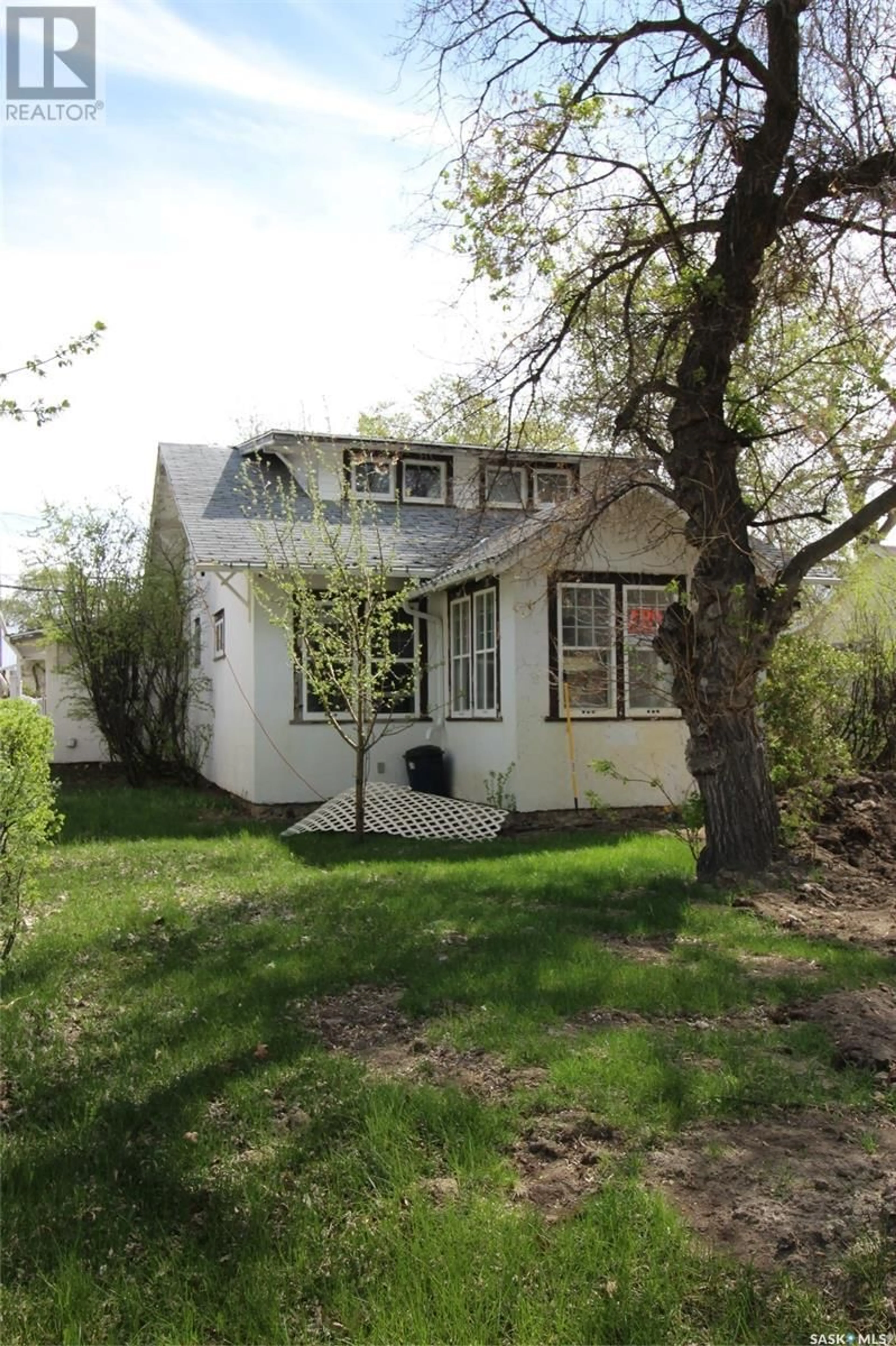 Home with vinyl exterior material, street for 512 1ST STREET, Shaunavon Saskatchewan S0N2M0