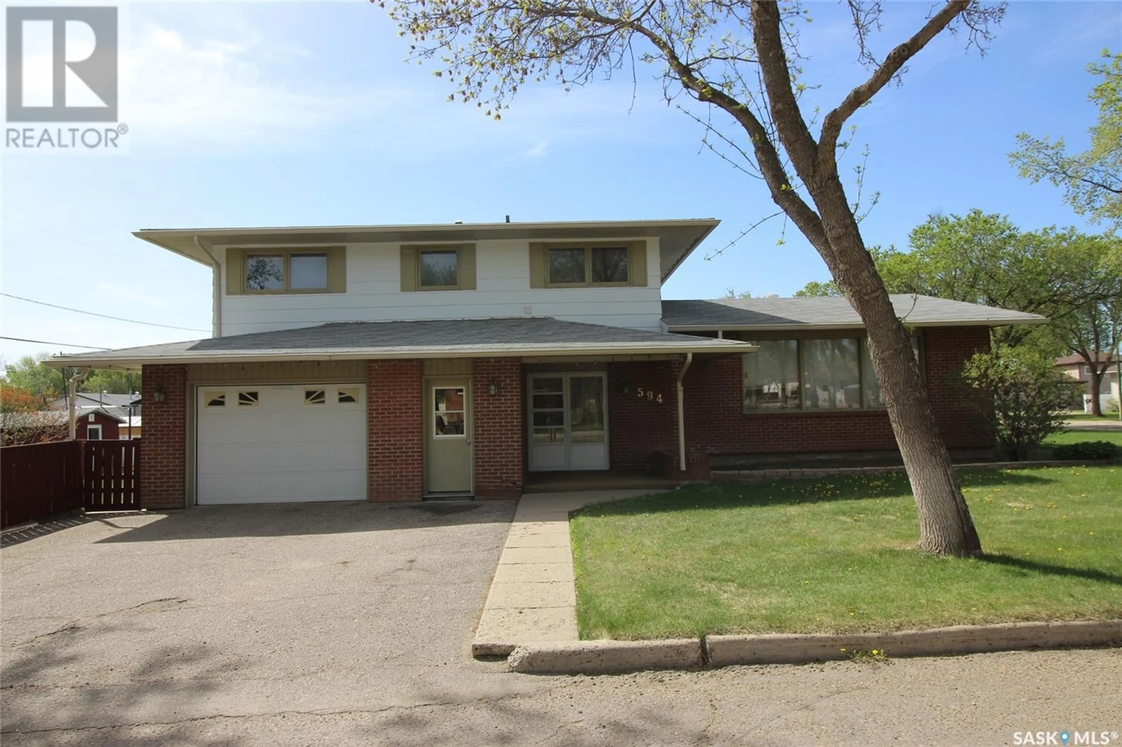 Home with vinyl exterior material, street for 594 5TH STREET, Shaunavon Saskatchewan S0N2M0