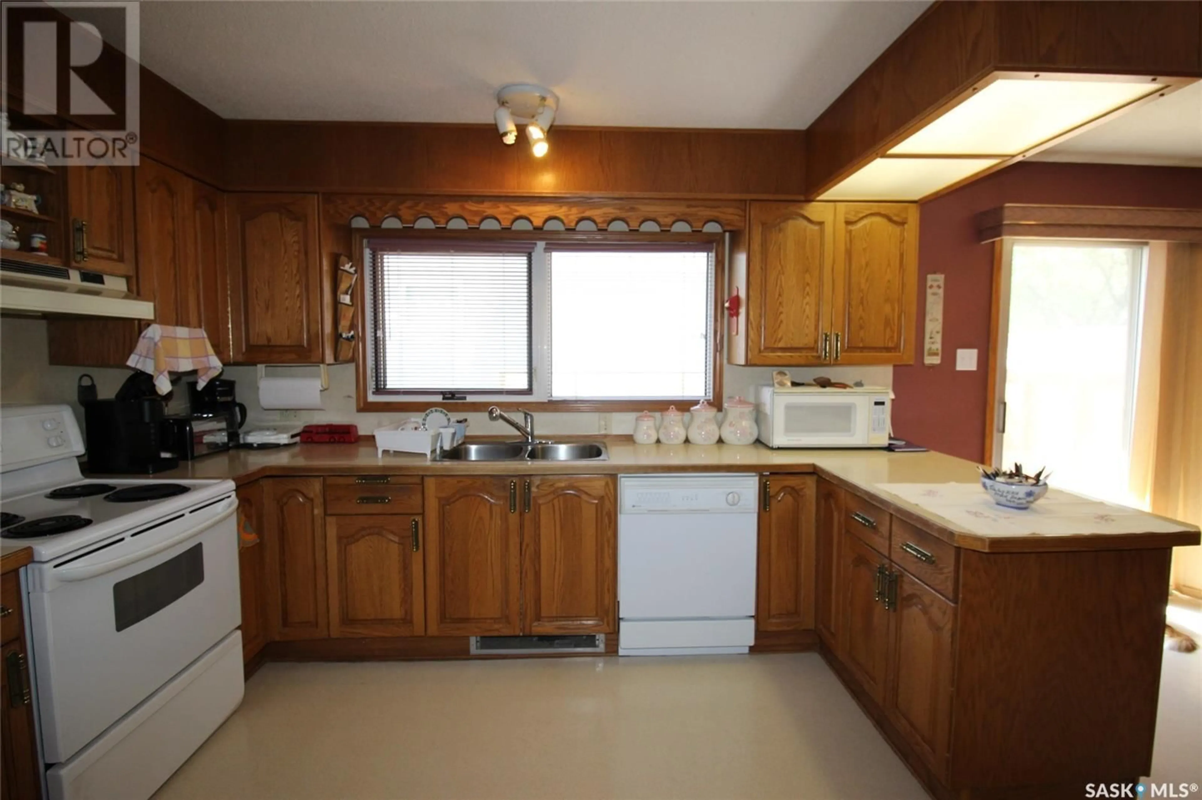 Standard kitchen, unknown for 594 5TH STREET, Shaunavon Saskatchewan S0N2M0