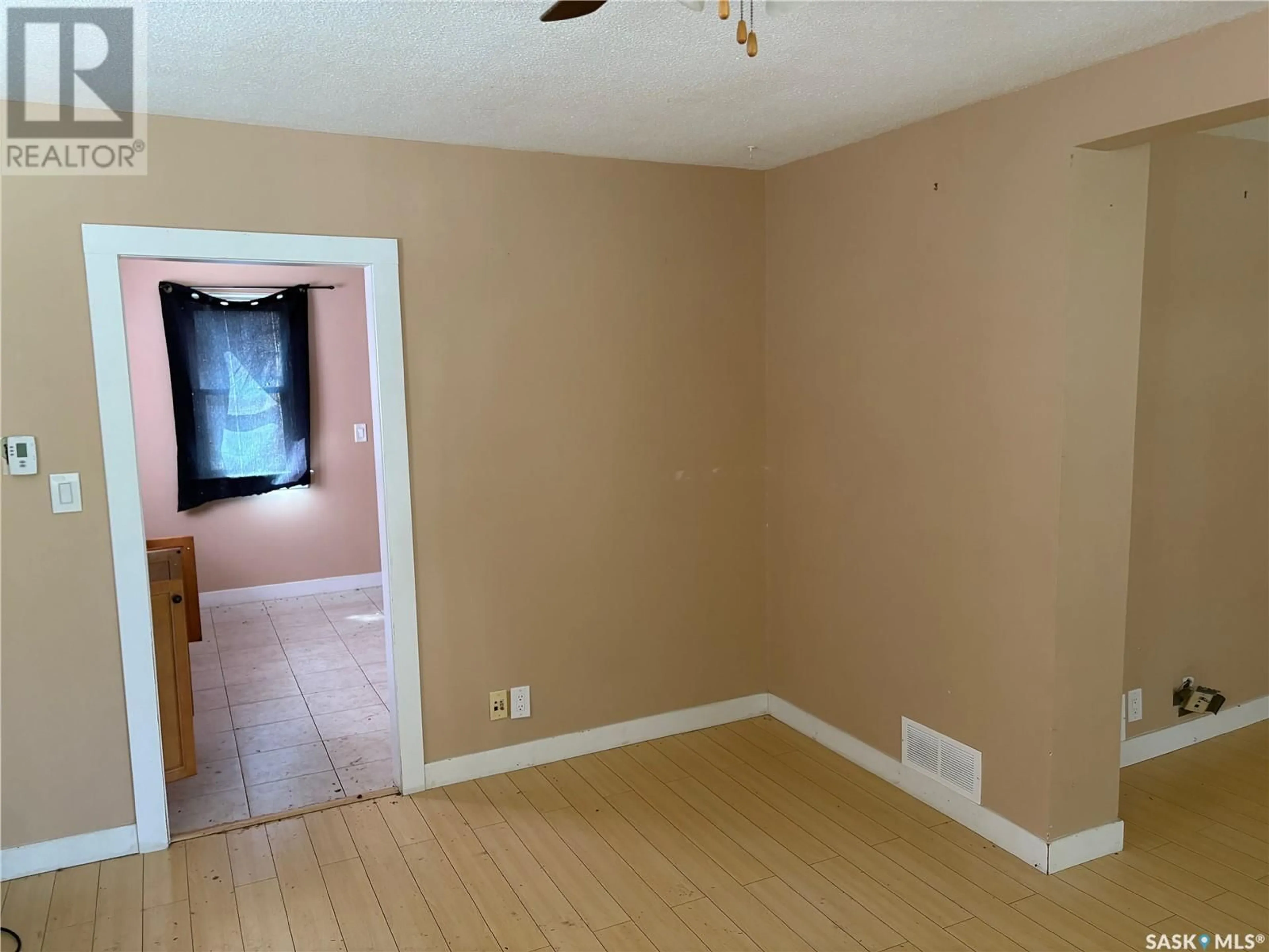 A pic of a room for 347 R AVENUE, Saskatoon Saskatchewan S7M2Z2