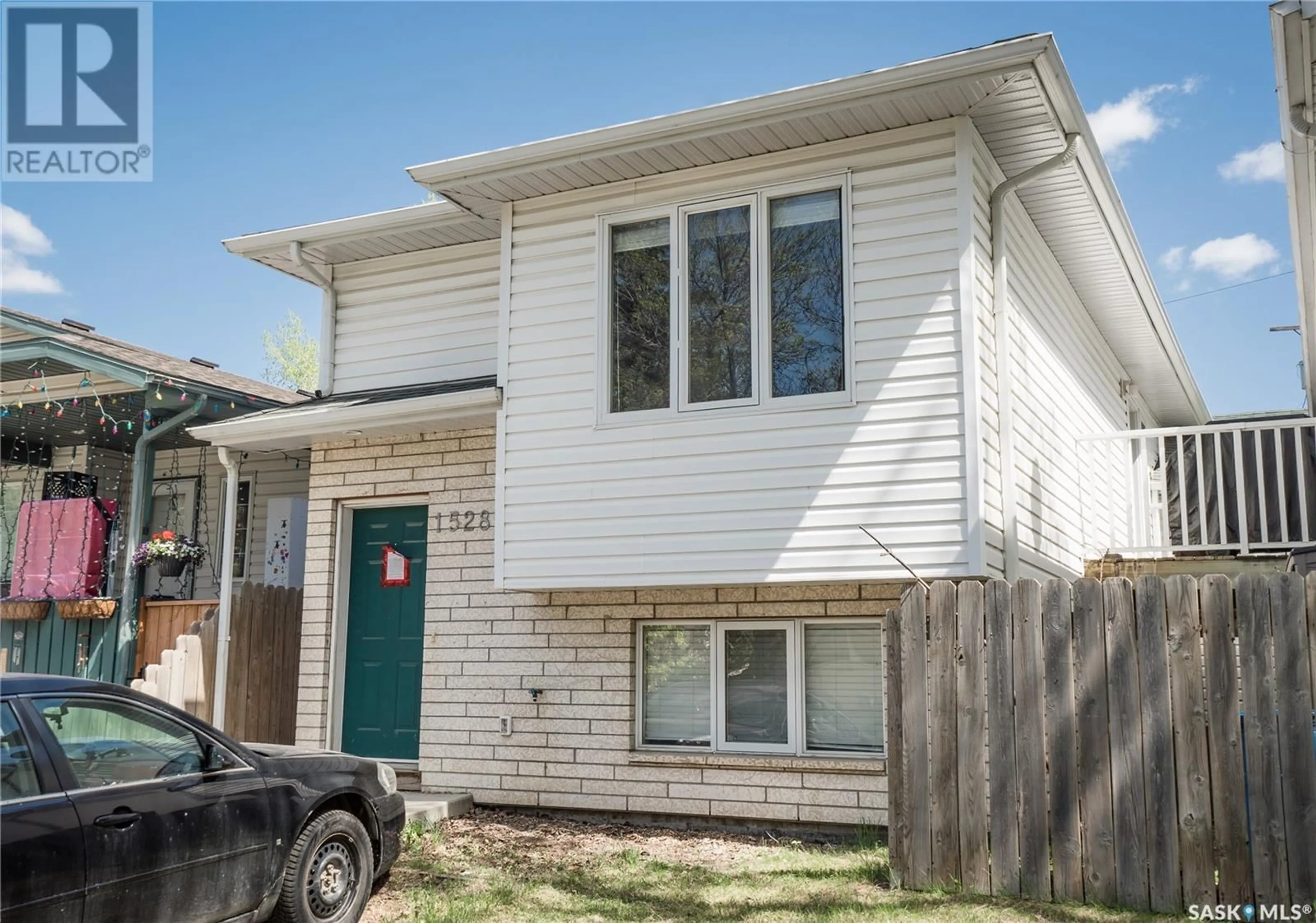 Home with vinyl exterior material, street for 1528 H AVENUE, Saskatoon Saskatchewan S7L2E8