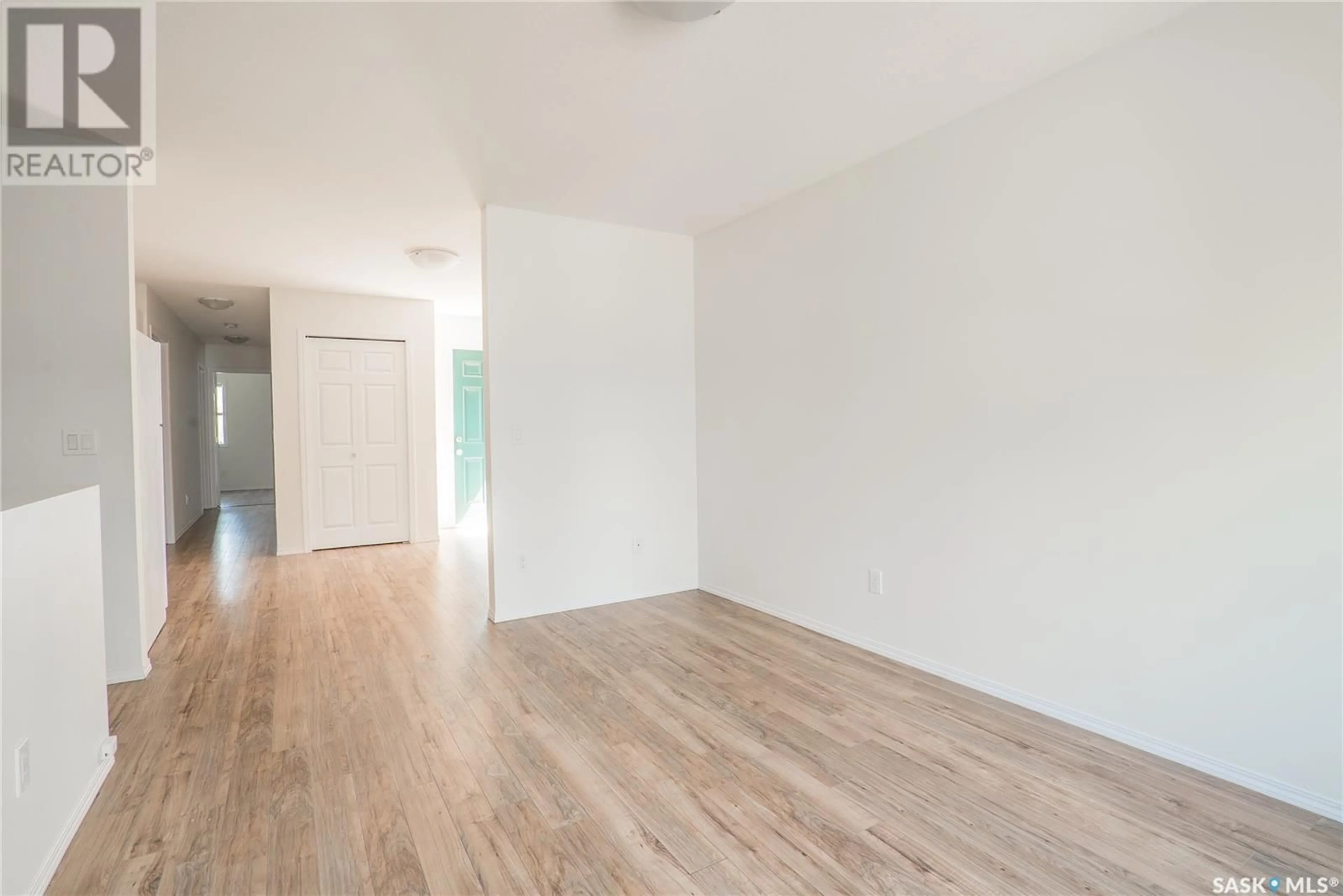 A pic of a room for 1528 H AVENUE, Saskatoon Saskatchewan S7L2E8