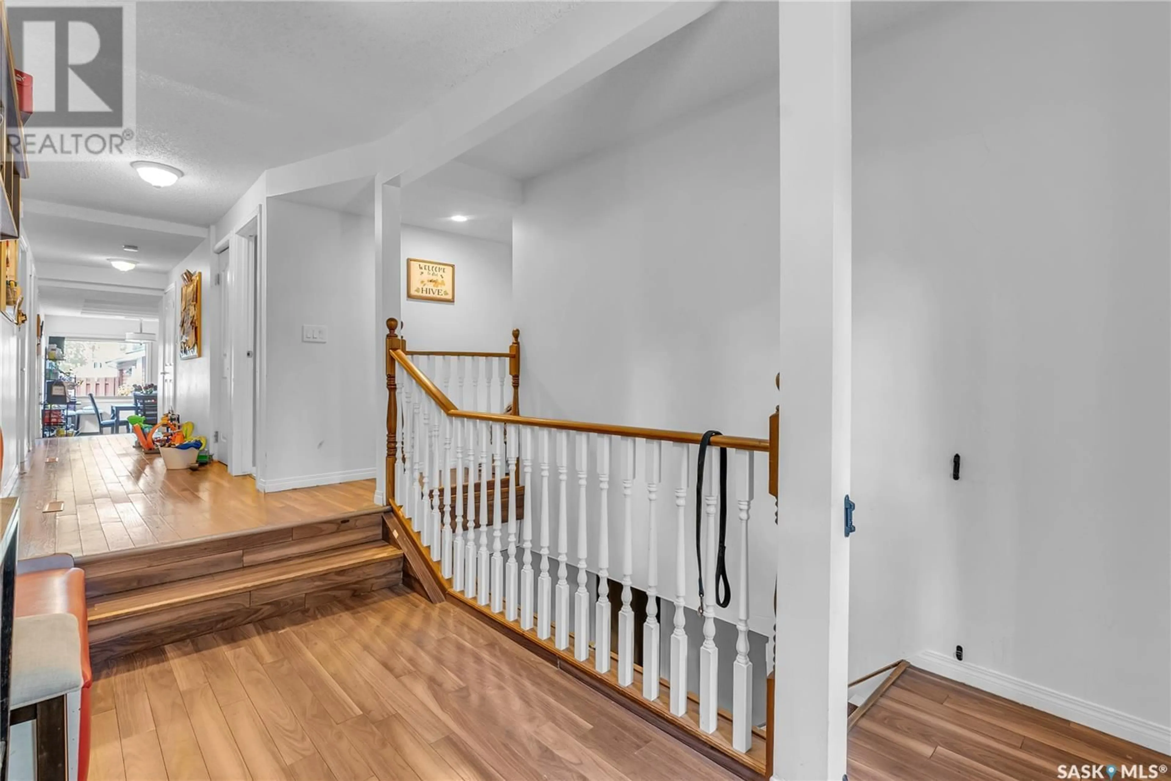 Indoor foyer for 629 J AVENUE, Saskatoon Saskatchewan S7M2A9