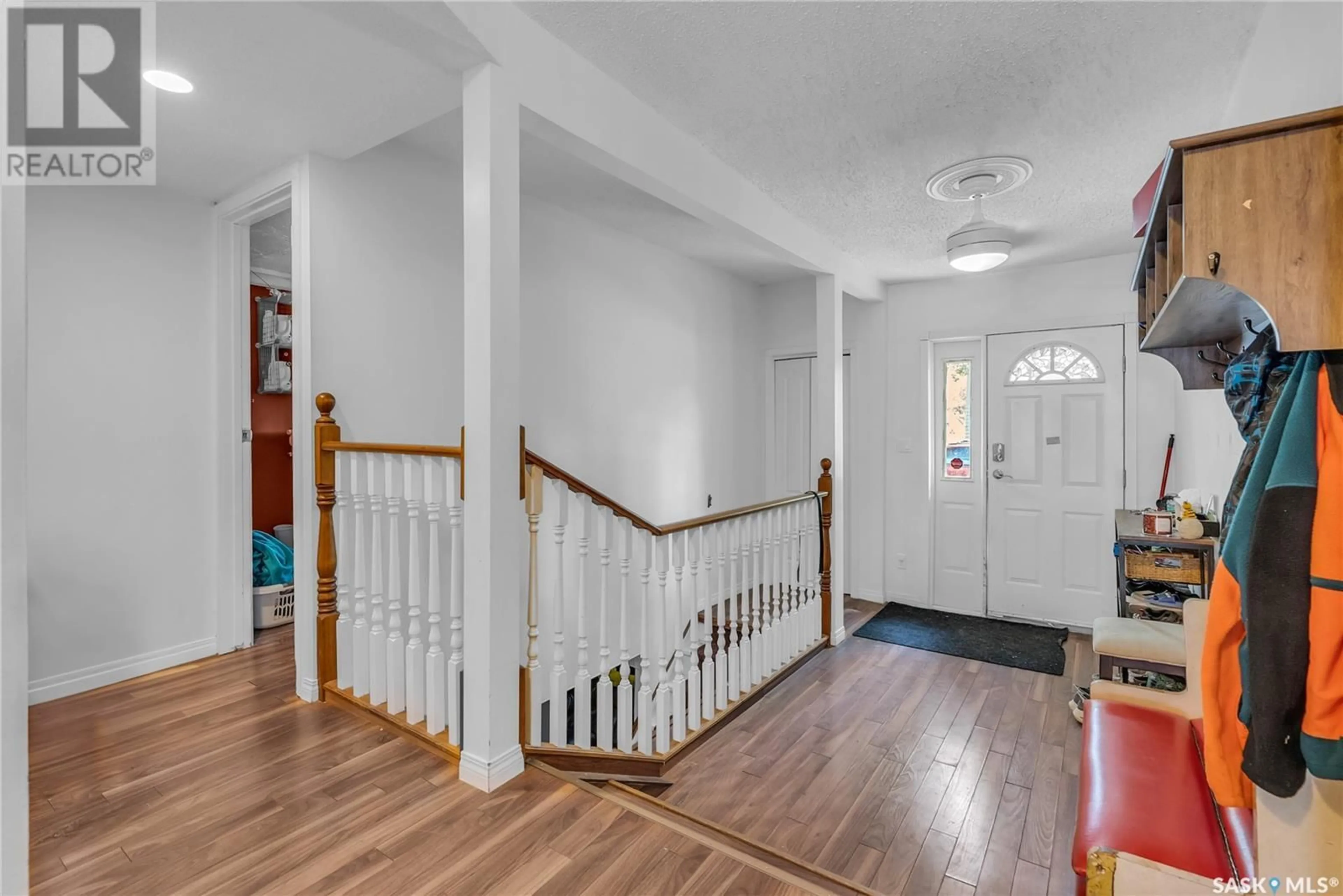 Indoor foyer for 629 J AVENUE, Saskatoon Saskatchewan S7M2A9