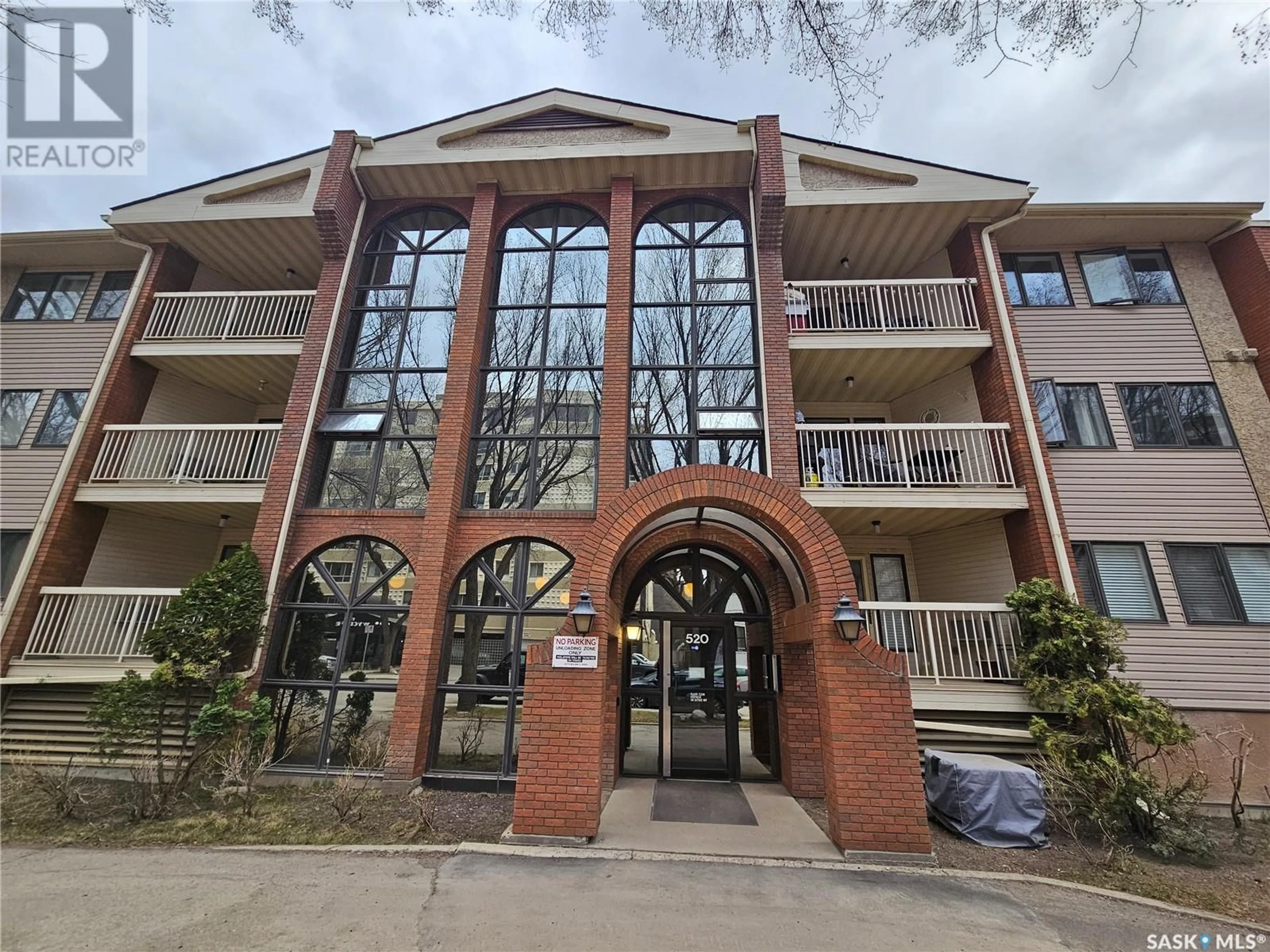 Indoor foyer for 204 - 520 3RD AVENUE, Saskatoon Saskatchewan S7K2J7