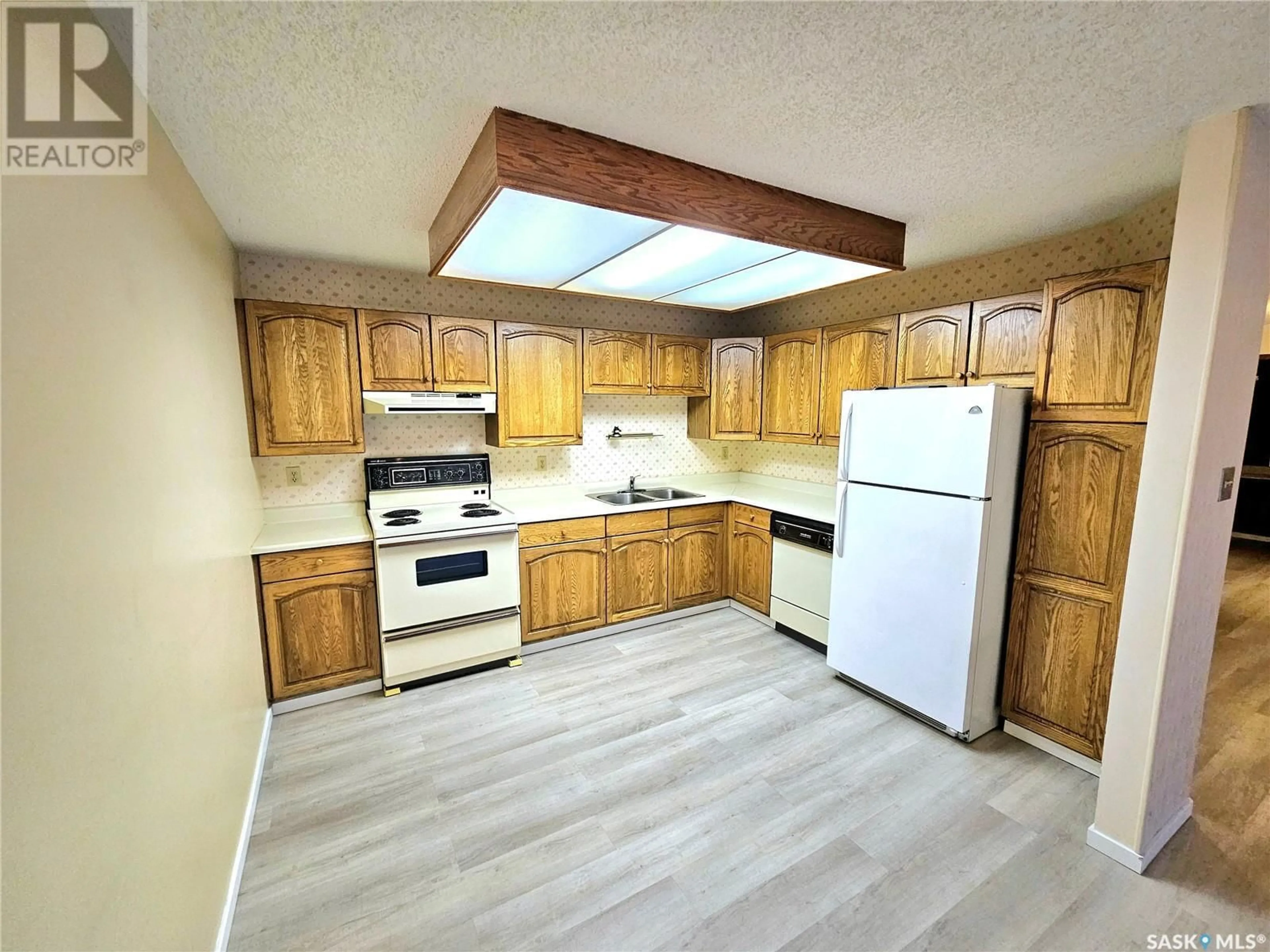 Standard kitchen, unknown for 204 - 520 3RD AVENUE, Saskatoon Saskatchewan S7K2J7