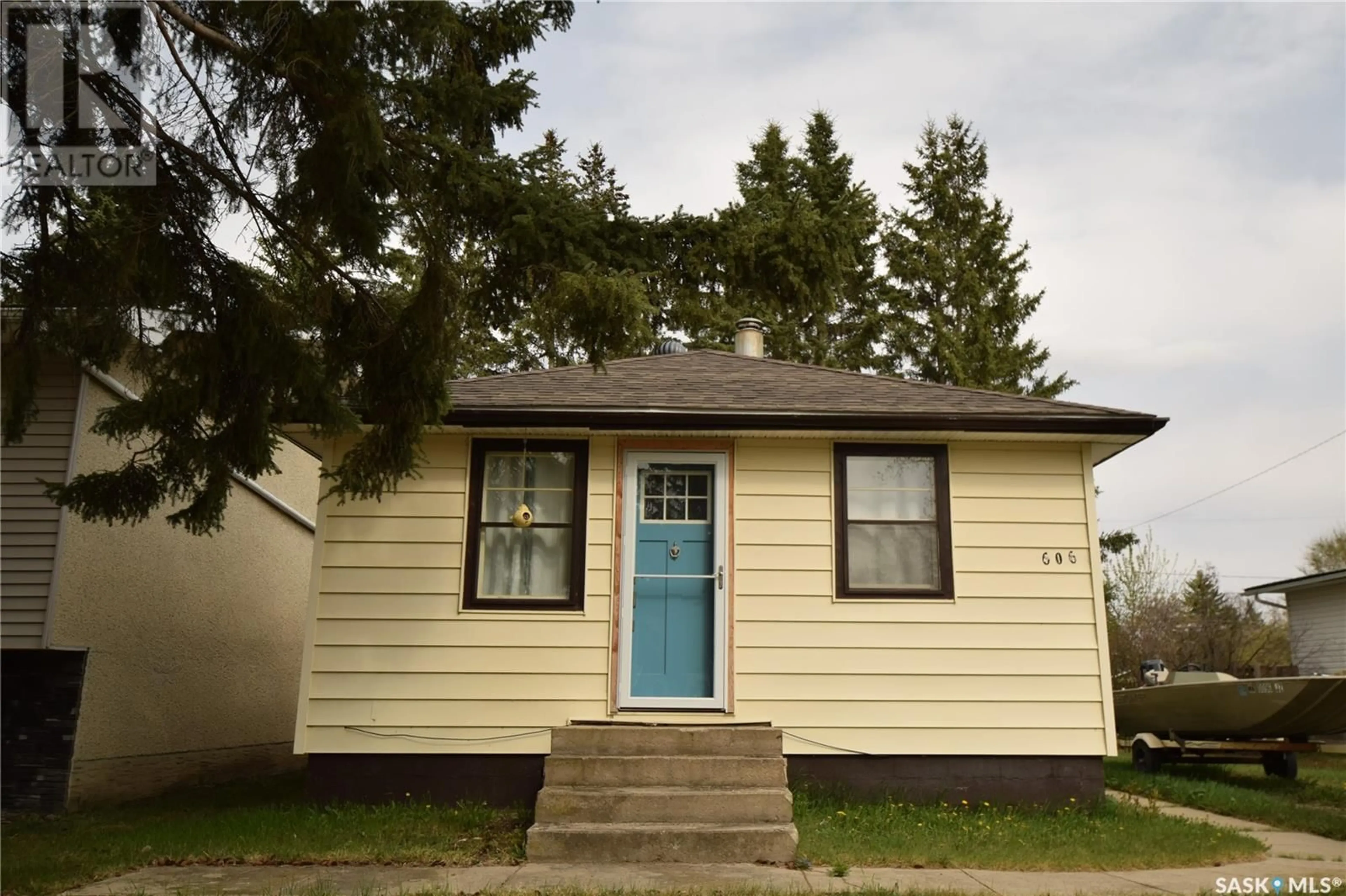 Home with vinyl exterior material, street for 606 4TH AVENUE, Cudworth Saskatchewan S0K1B0