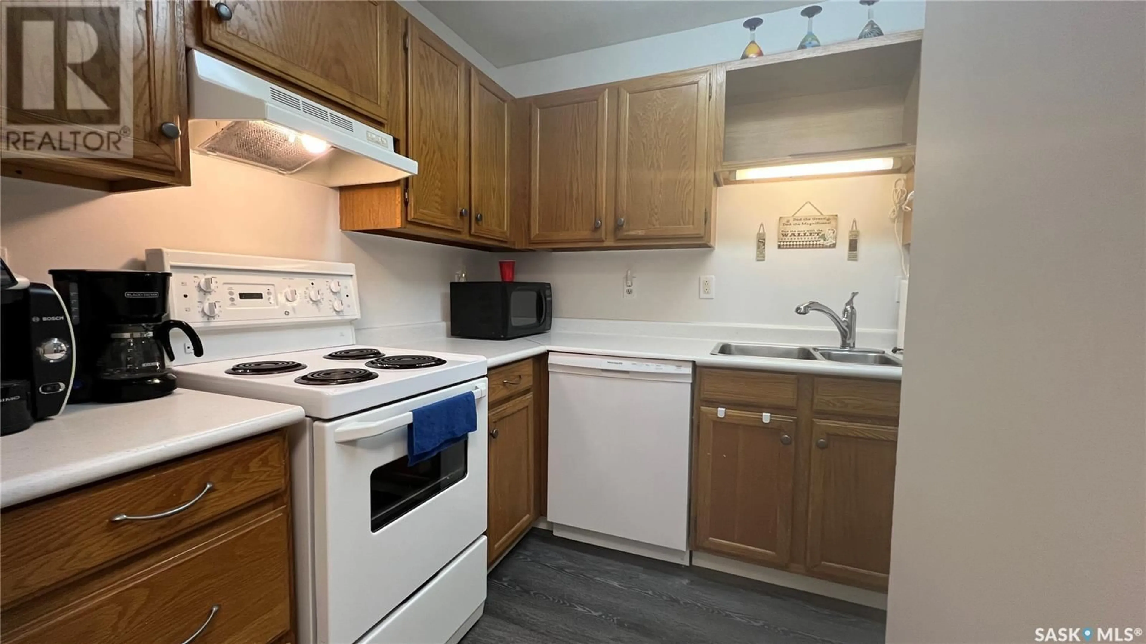 Standard kitchen, unknown for N - 201 431 4TH AVENUE, Saskatoon Saskatchewan S7K2M4