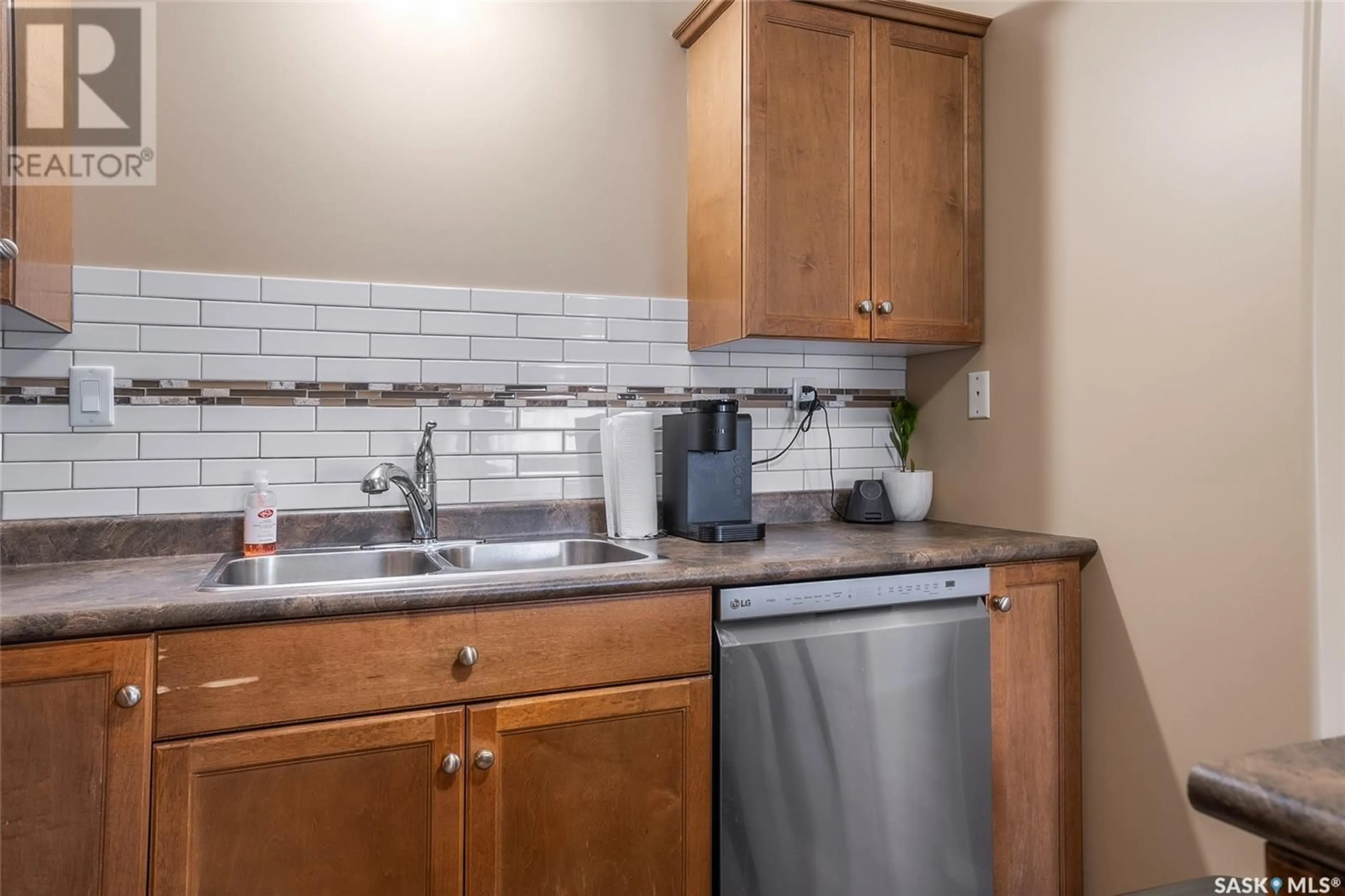 Standard kitchen, ceramic/tile floor for 715 - 1301 HART ROAD, Saskatoon Saskatchewan S7M3Y9