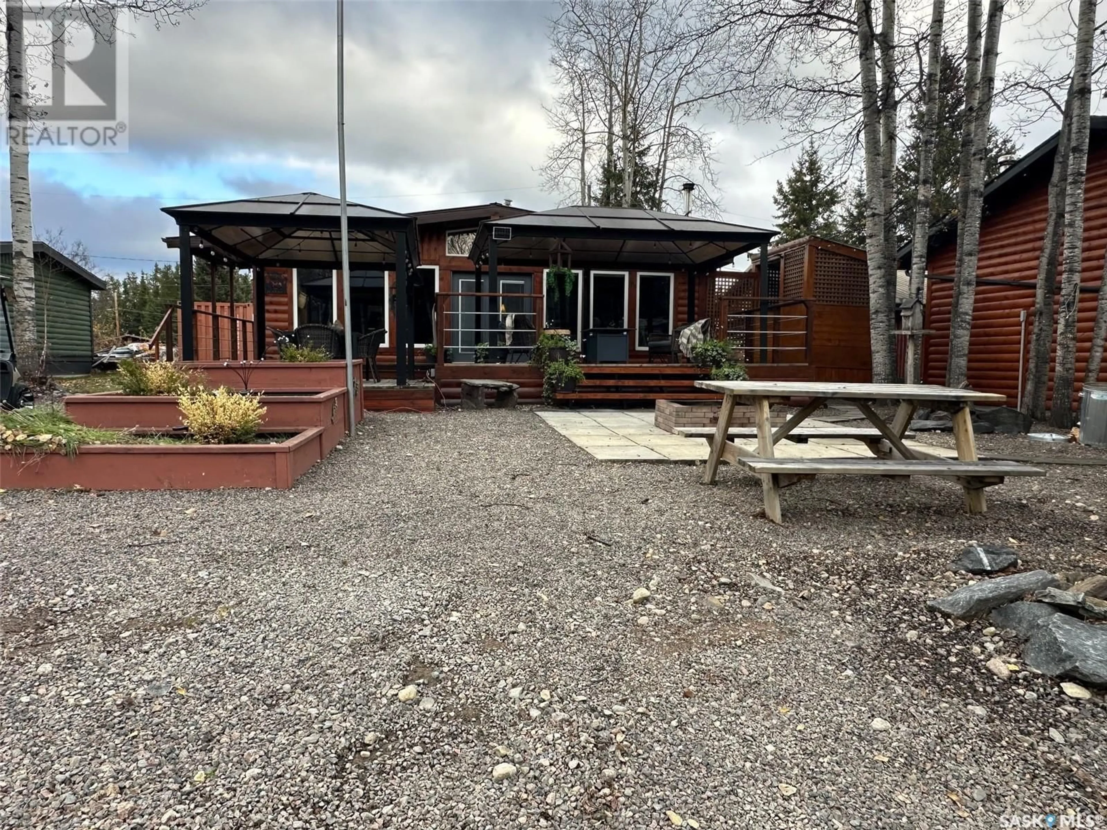 Patio, building for 2003 FOX STREET, Missinipe Saskatchewan S0J2P0