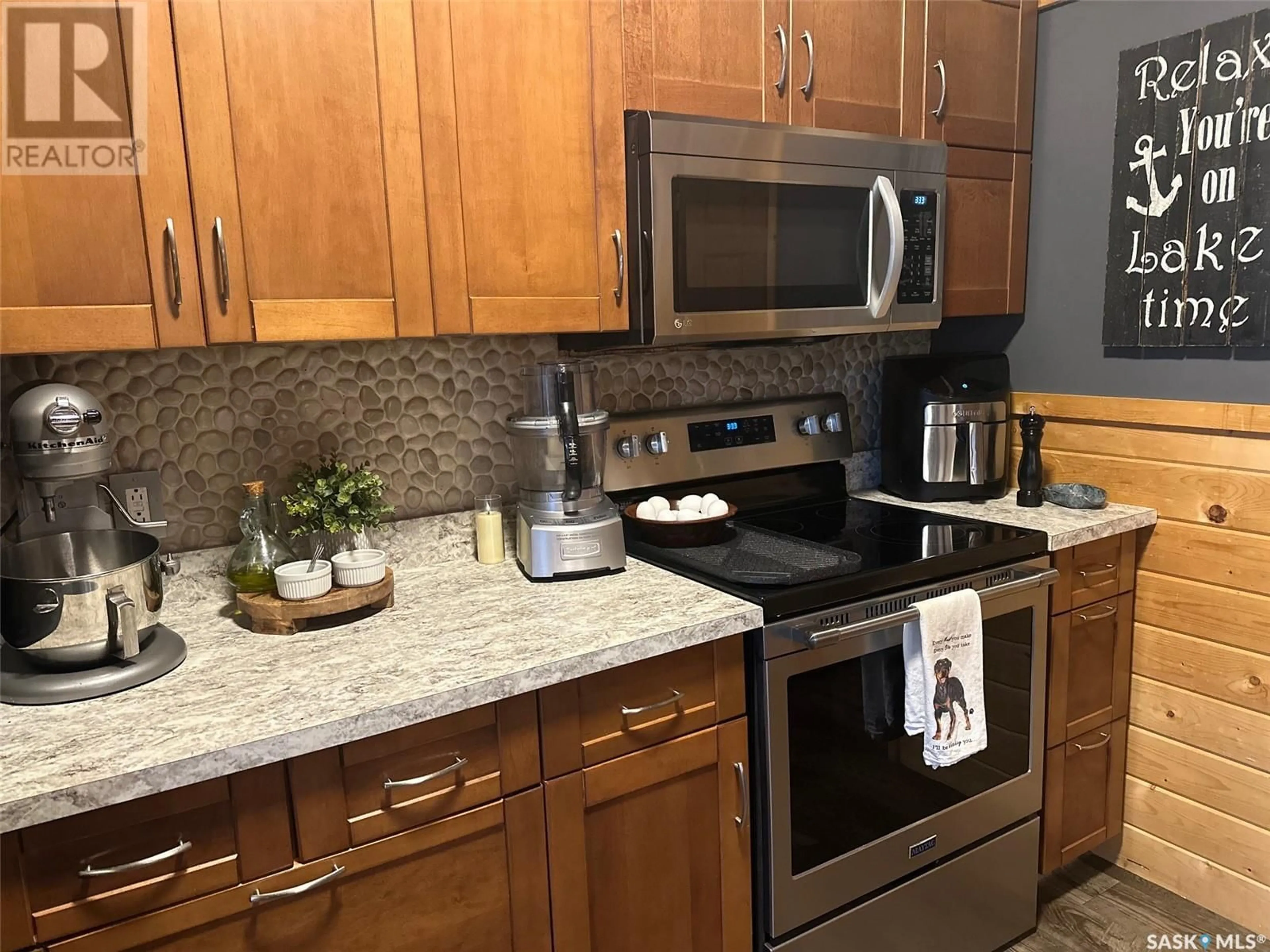 Standard kitchen, ceramic/tile floor for 2003 FOX STREET, Missinipe Saskatchewan S0J2P0