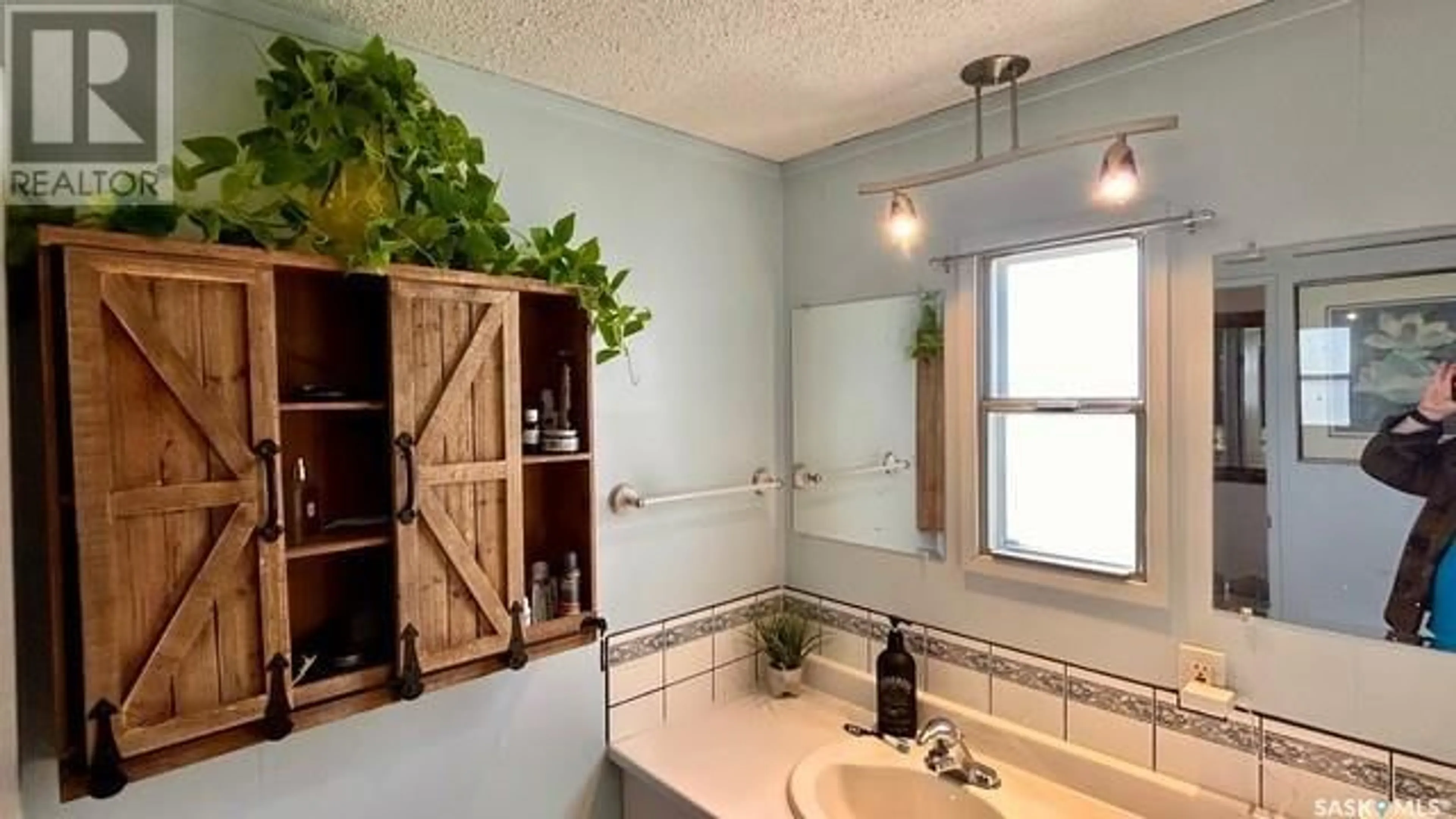 Standard bathroom, unknown for E - E49 12TH AVENUE, Regina Saskatchewan S4N0M6