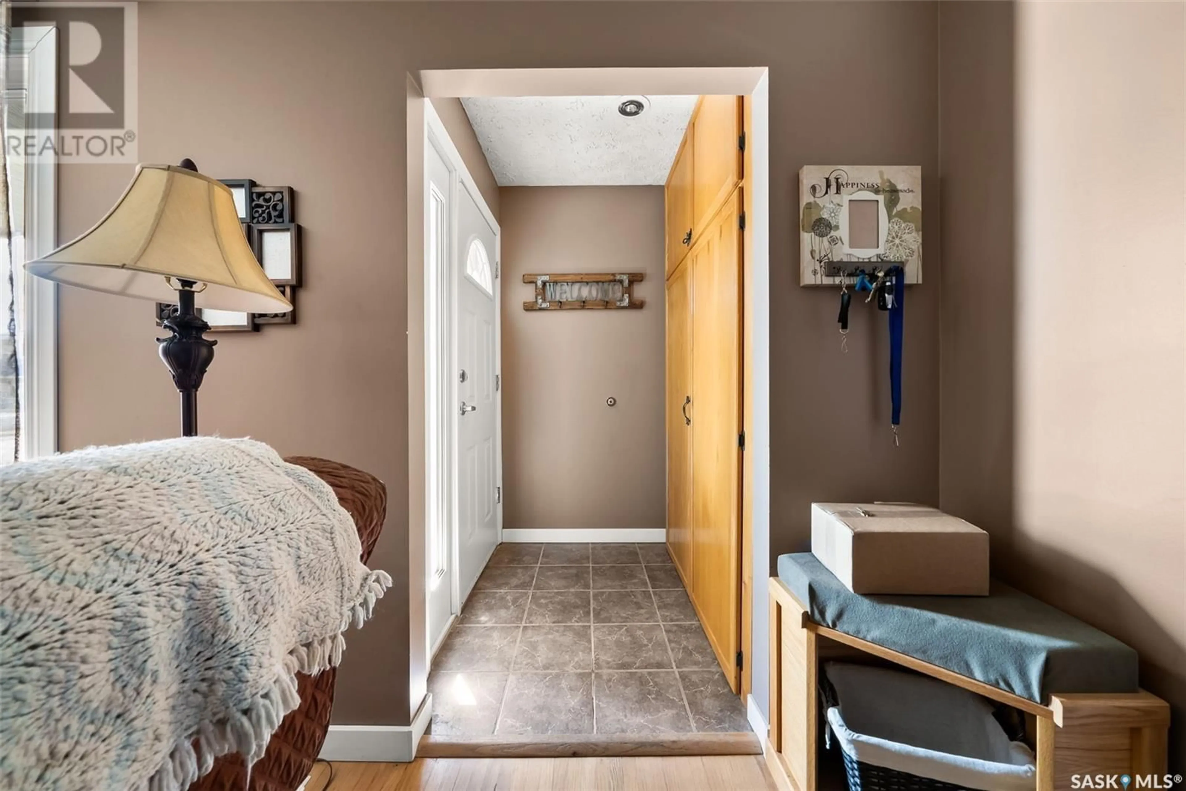 Indoor entryway for 2075 QUEEN STREET, Regina Saskatchewan S4T4C2