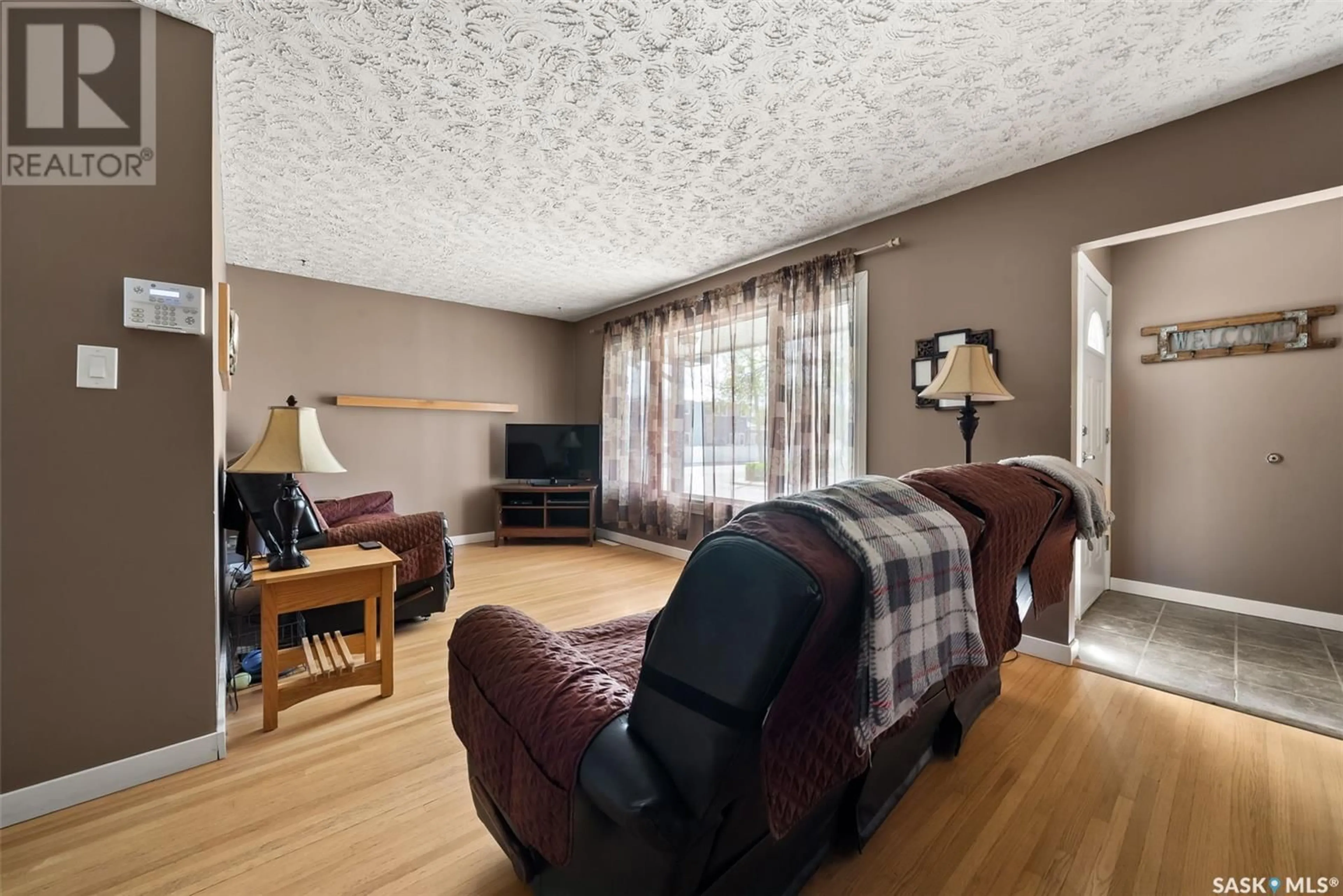 Living room with furniture, unknown for 2075 QUEEN STREET, Regina Saskatchewan S4T4C2