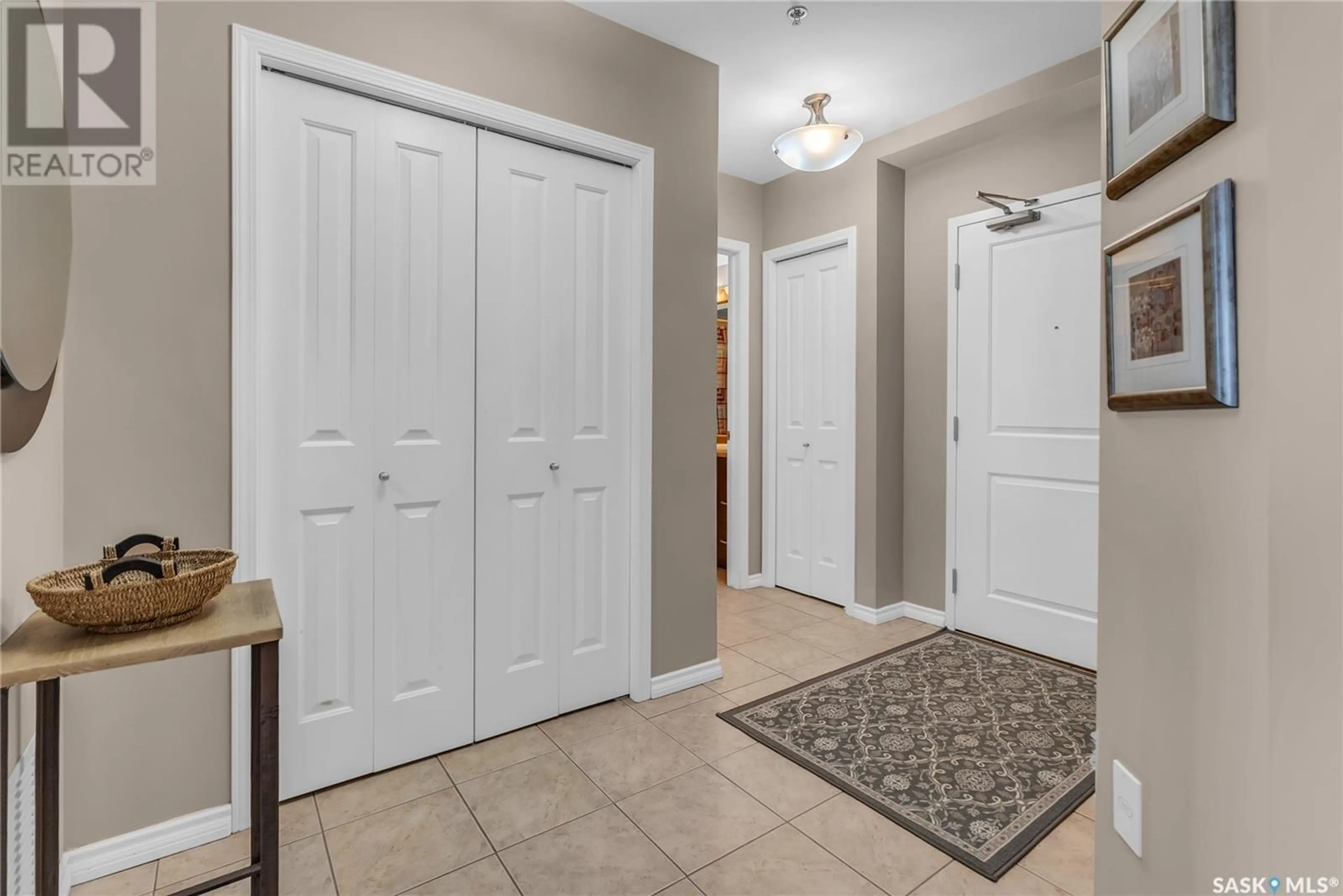 Indoor entryway for 902 - 804 SPADINA CRESCENT, Saskatoon Saskatchewan S7K0G8