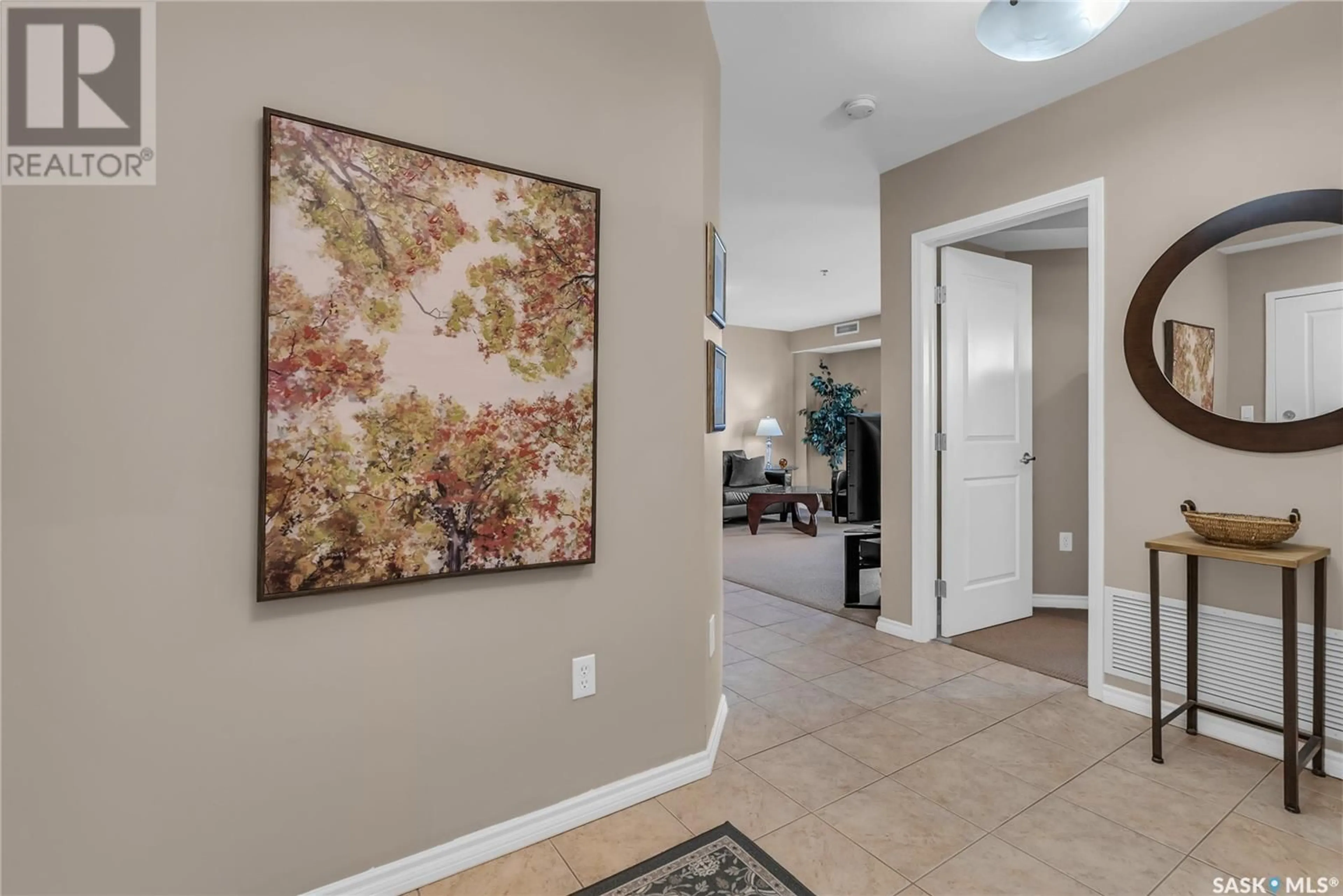 Indoor entryway for 902 - 804 SPADINA CRESCENT, Saskatoon Saskatchewan S7K0G8