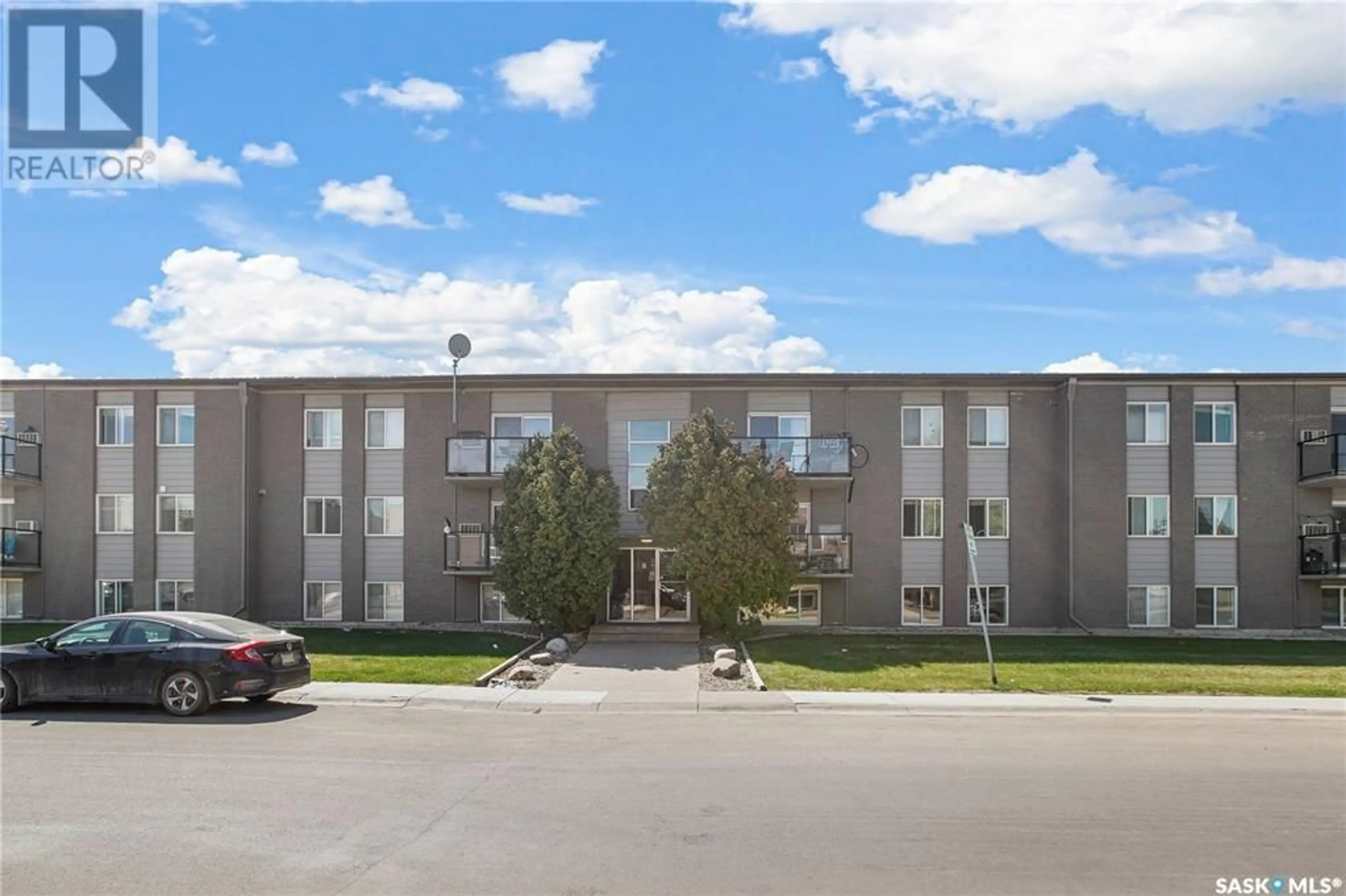 Patio, building for 8 2 SUMMERS PLACE, Saskatoon Saskatchewan S7H3W4