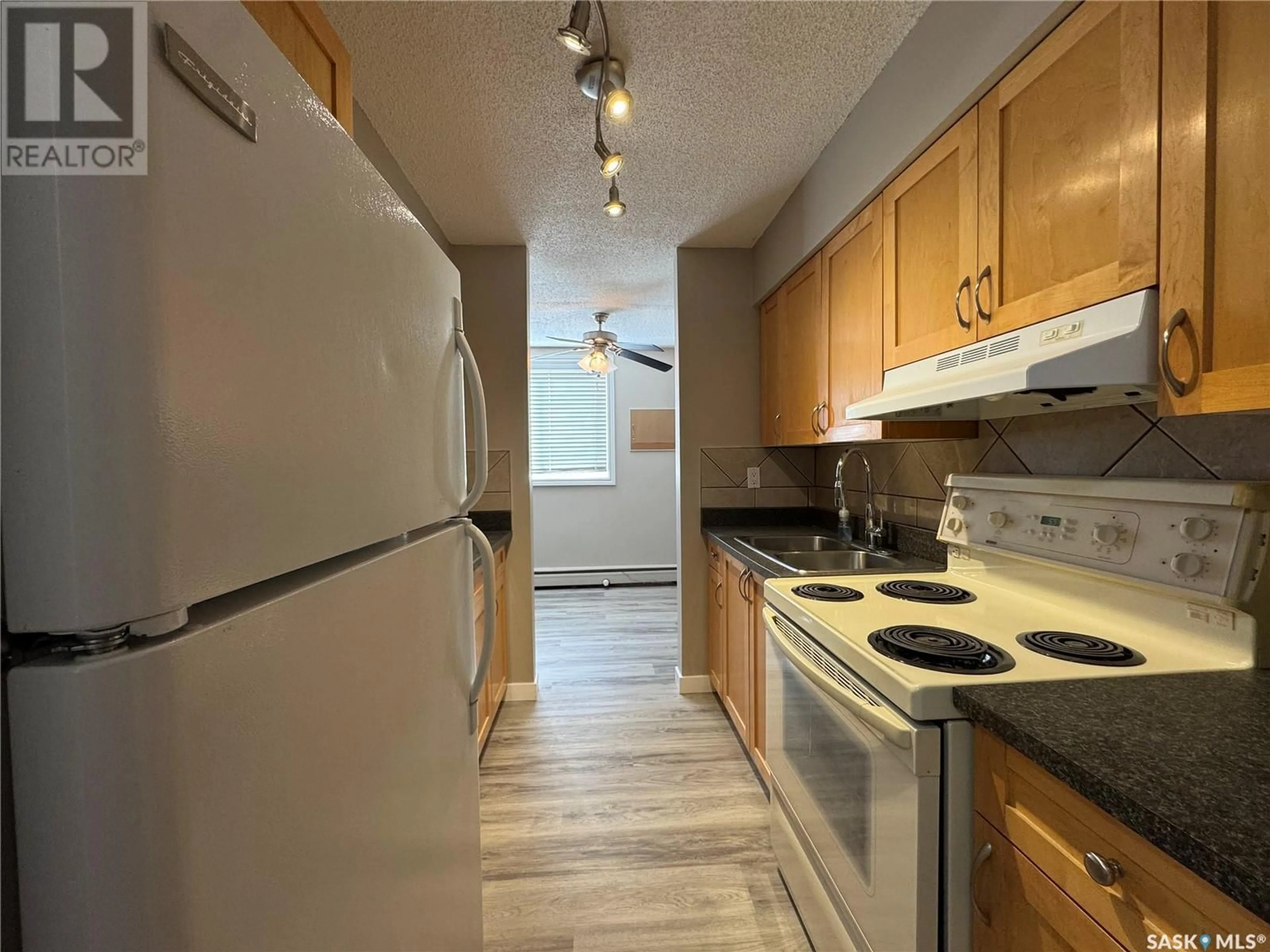 Standard kitchen, wood/laminate floor for 8 2 SUMMERS PLACE, Saskatoon Saskatchewan S7H3W4