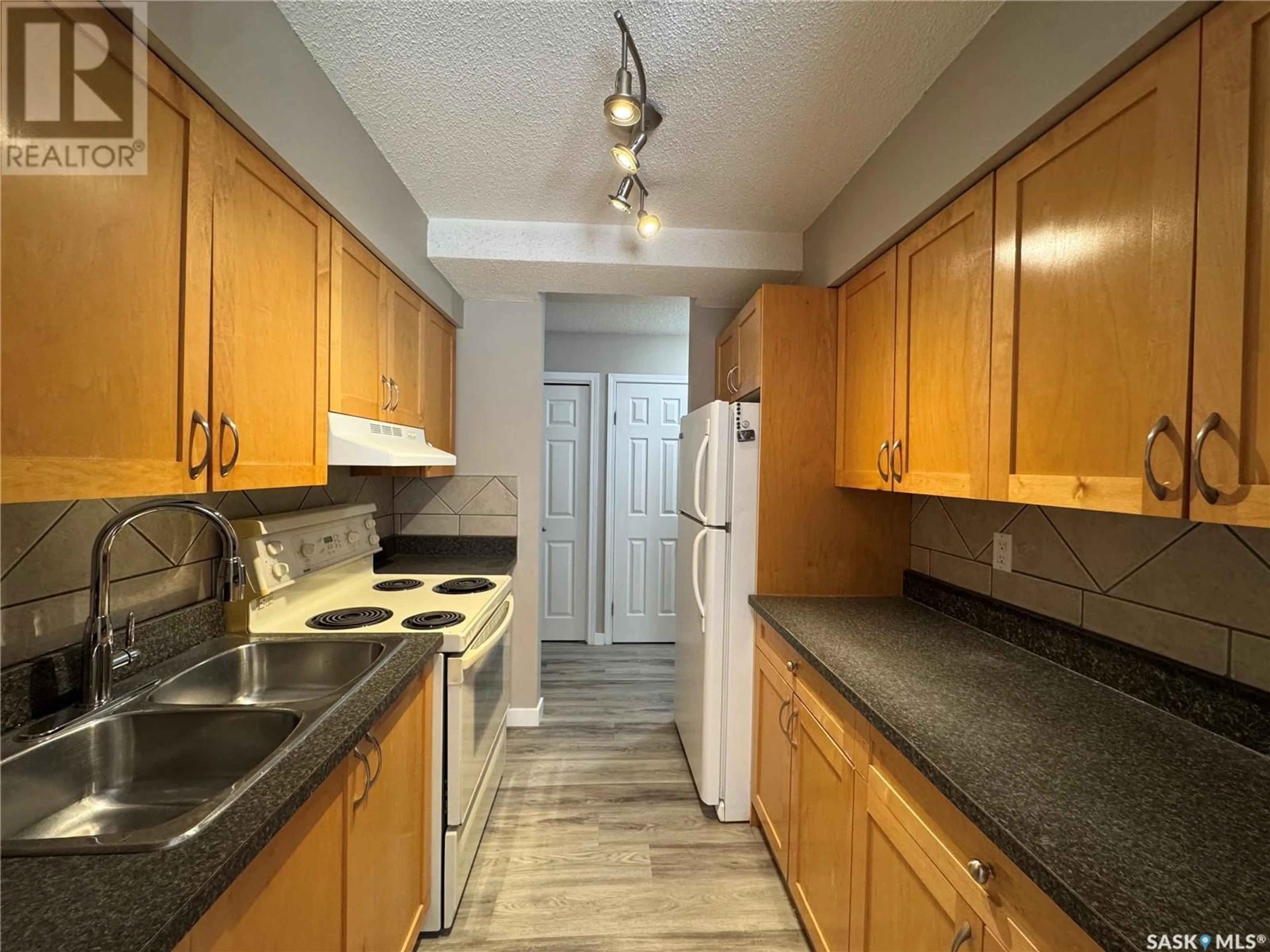 Standard kitchen, unknown for 8 2 SUMMERS PLACE, Saskatoon Saskatchewan S7H3W4
