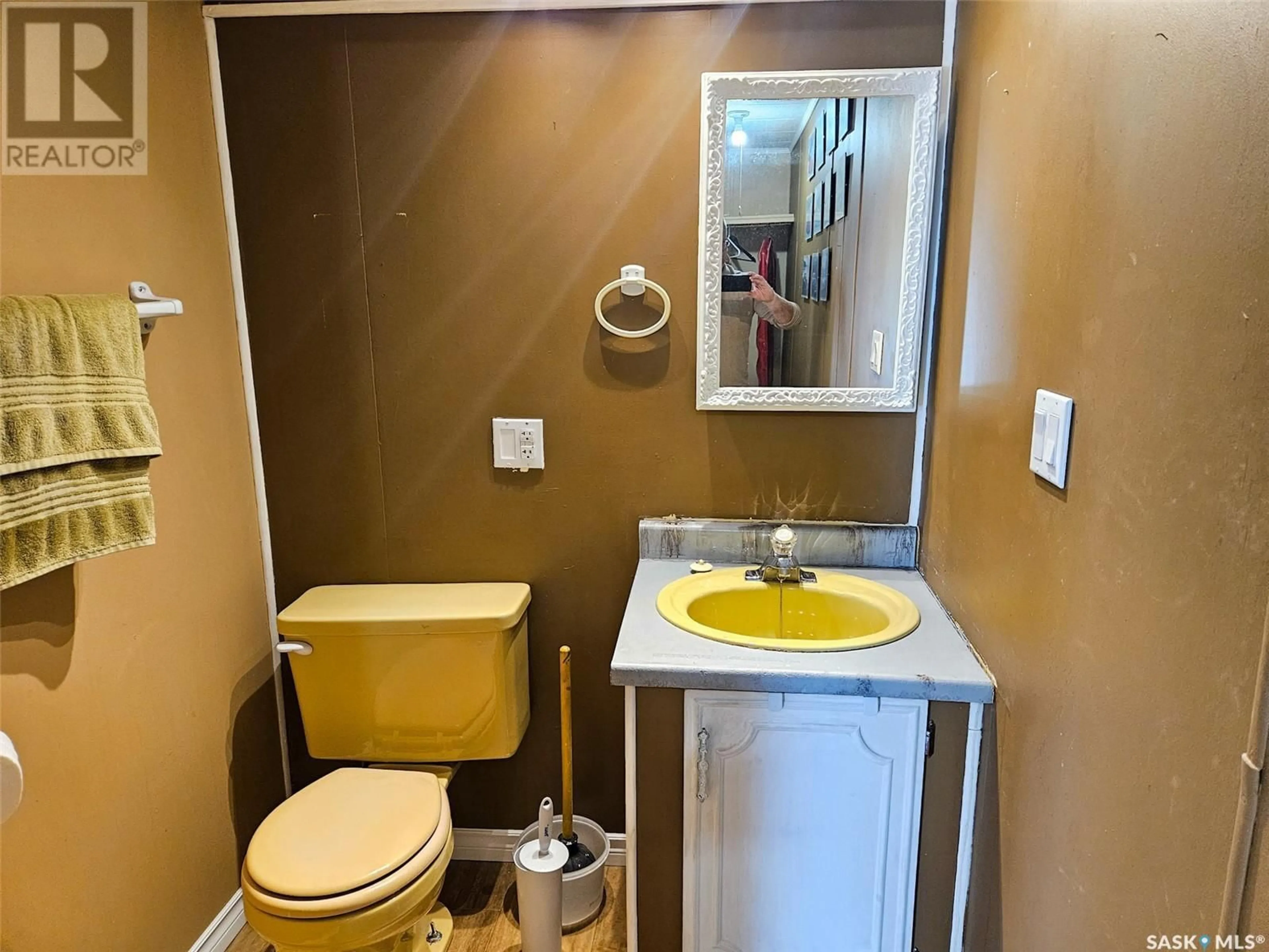Standard bathroom, unknown for 15 701 11TH AVENUE, Swift Current Saskatchewan S9H4M5