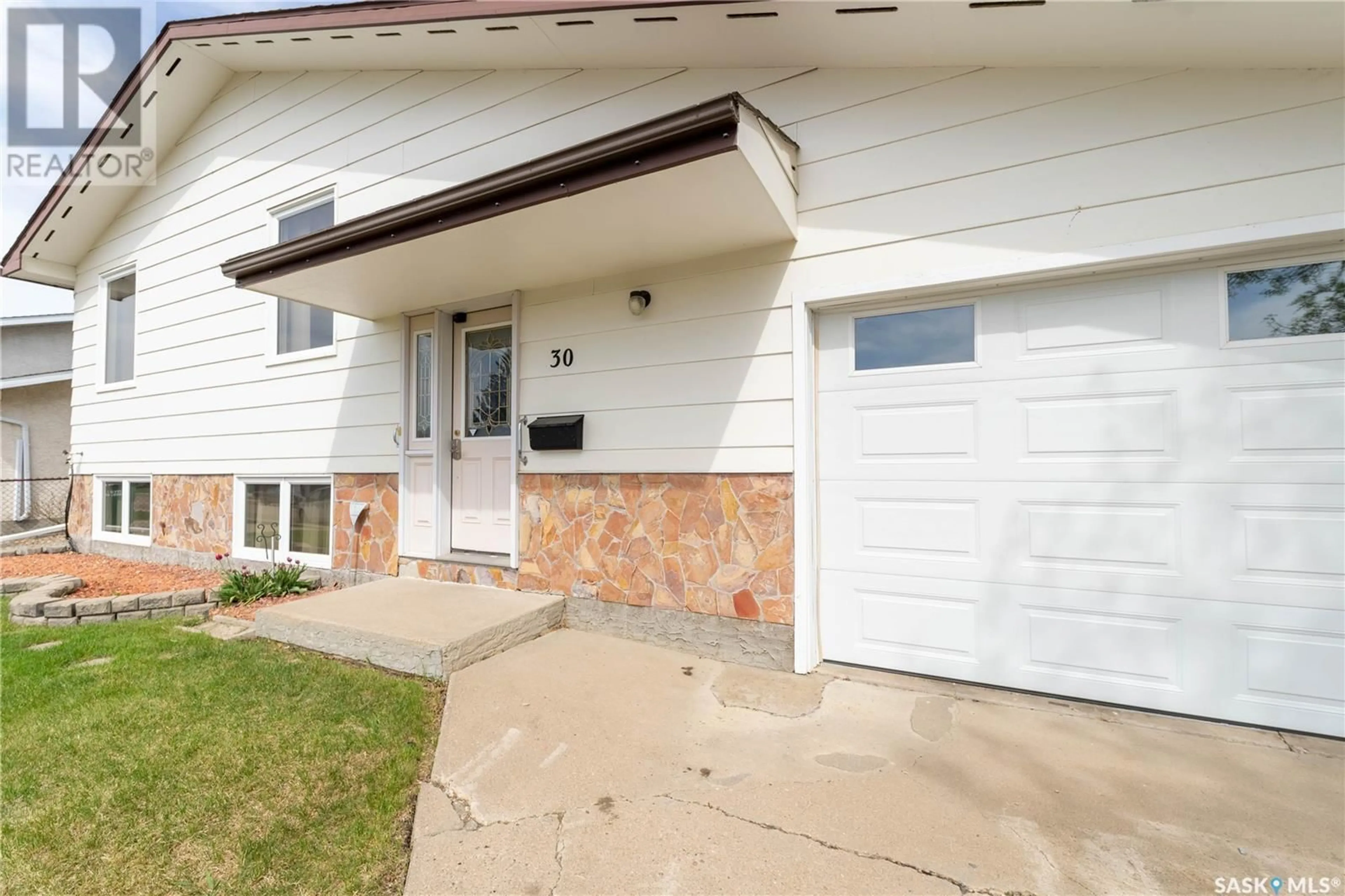 Home with vinyl exterior material, street for 30 DAISY CRESCENT, Moose Jaw Saskatchewan S6J1C3