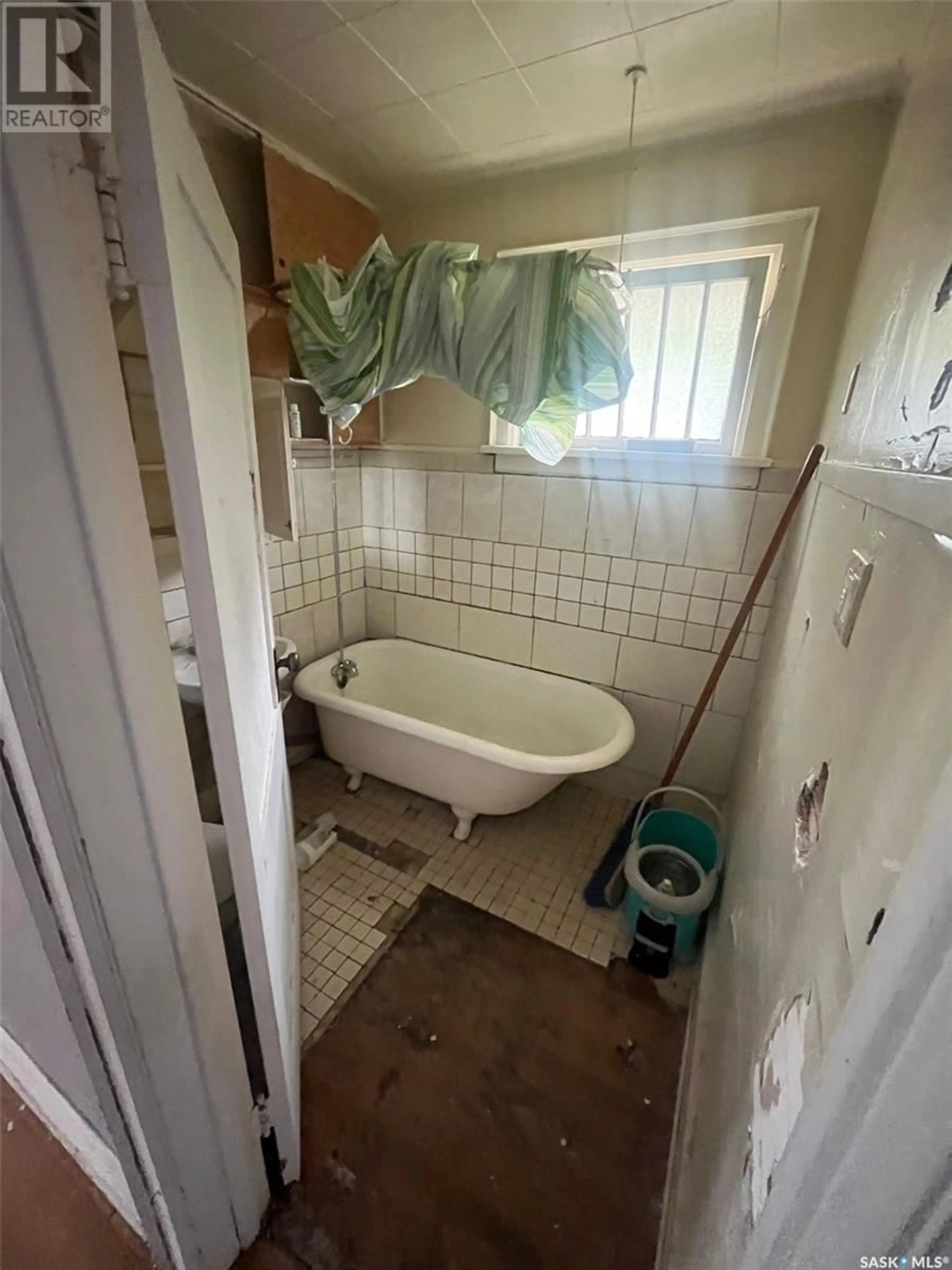 Standard bathroom, floor is not visible for 1234 VICTORIA AVENUE, Regina Saskatchewan S4P0N9