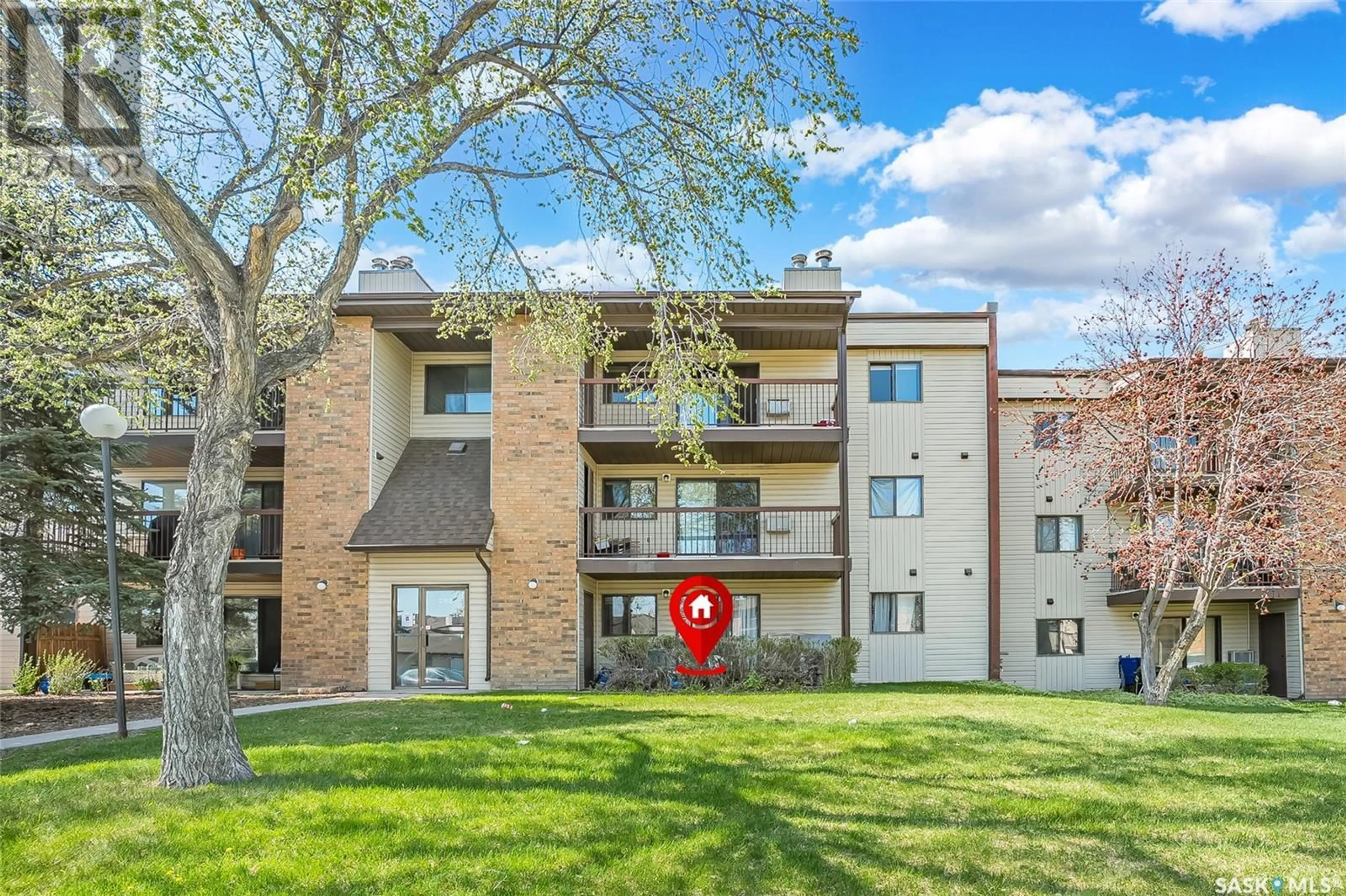 Patio, building for 285 - 103 KINGSMERE BOULEVARD, Saskatoon Saskatchewan S7J4J6