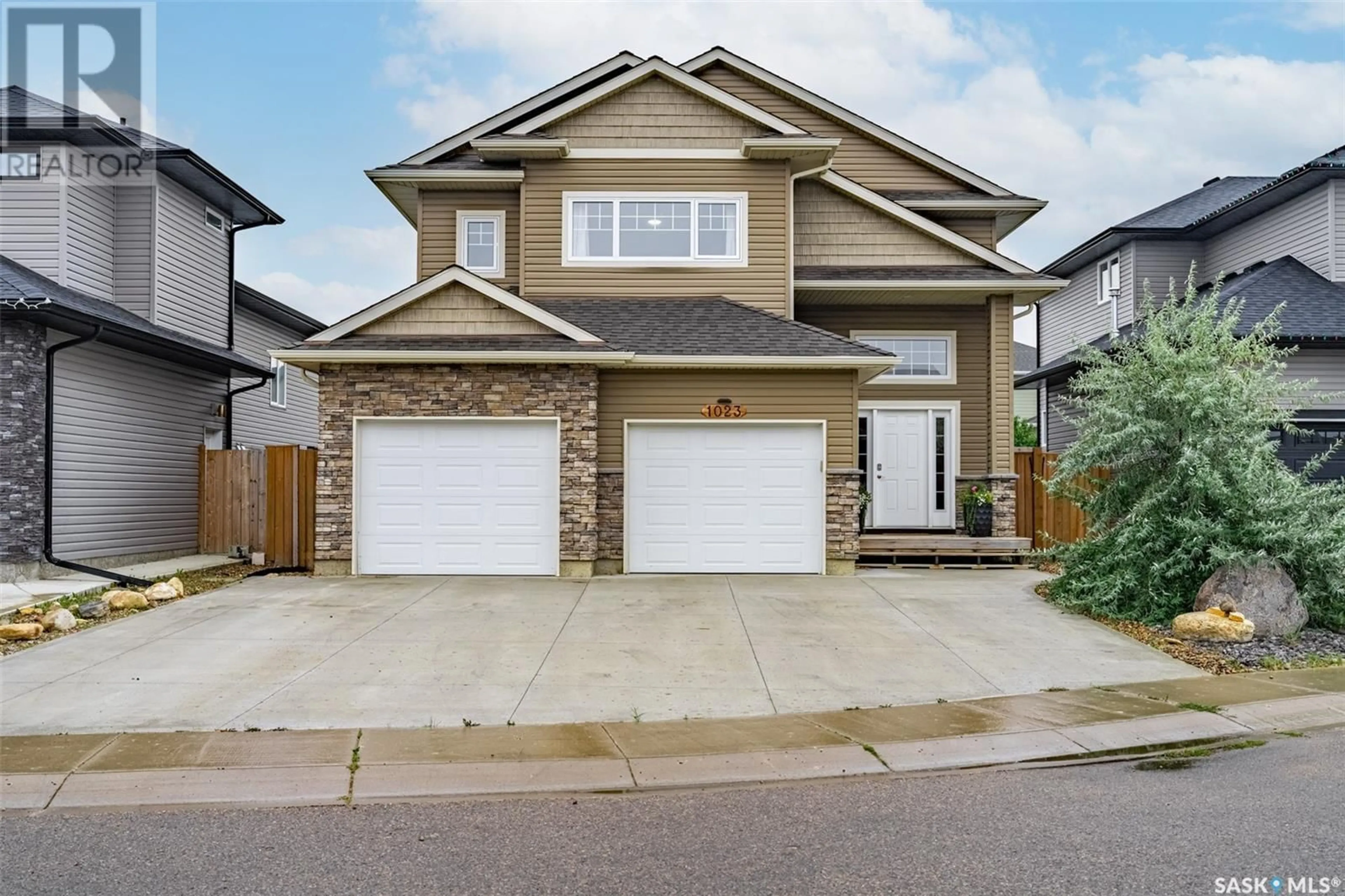 Home with vinyl exterior material, street for 1023 KLOPPENBURG BEND, Saskatoon Saskatchewan S7W0P4