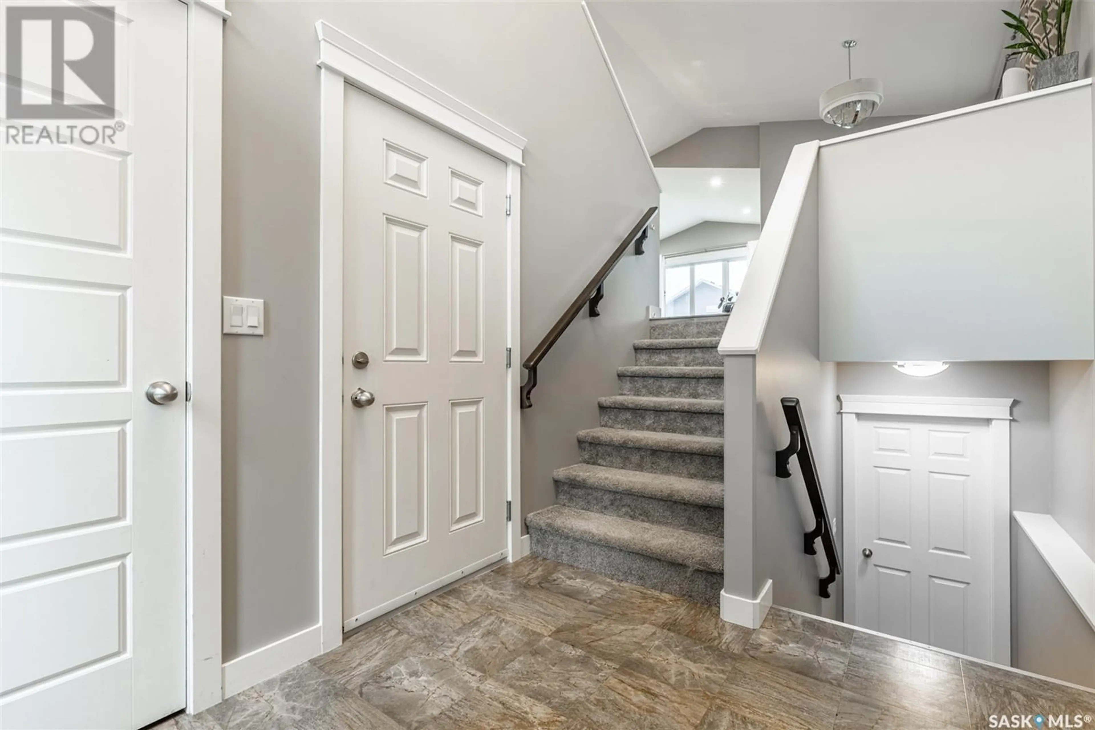 Indoor entryway for 1023 KLOPPENBURG BEND, Saskatoon Saskatchewan S7W0P4