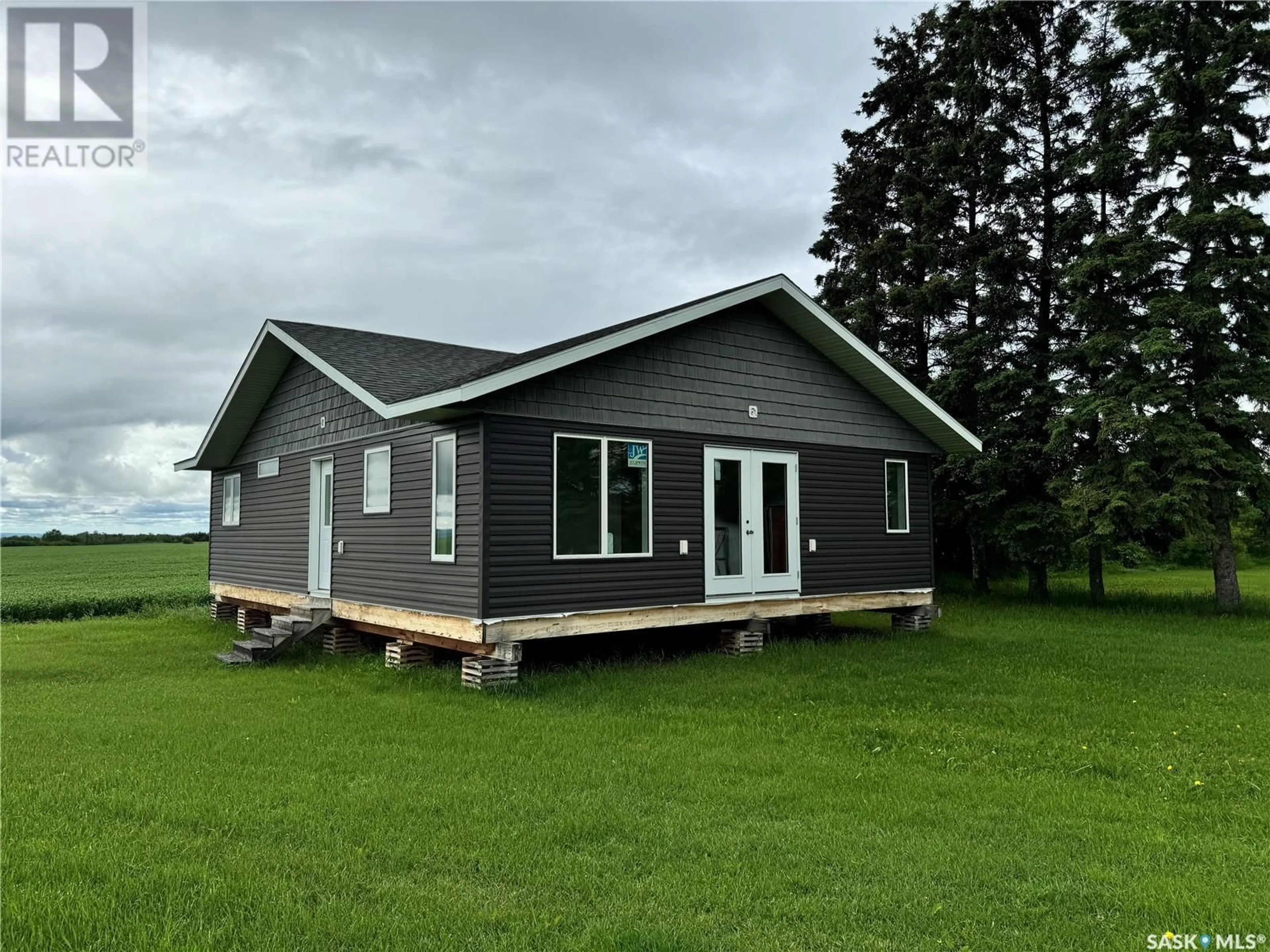 Home with vinyl exterior material, water/lake/river/ocean view for MEETING LAKE COTTAGE HOME, Meeting Lake Saskatchewan S0M2L0
