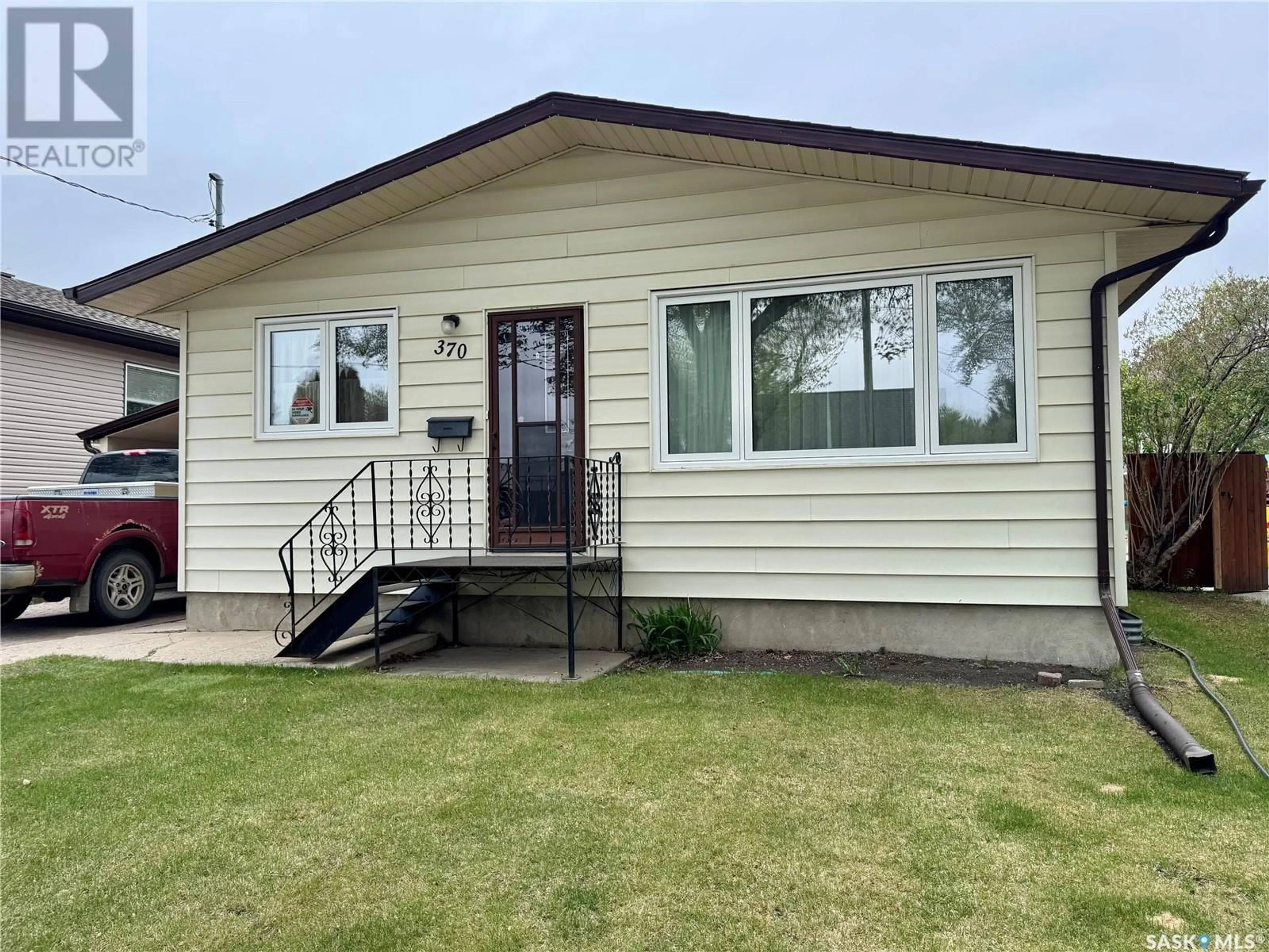 Home with vinyl exterior material, street for 370 2ND AVENUE, Yorkton Saskatchewan S3N1H5