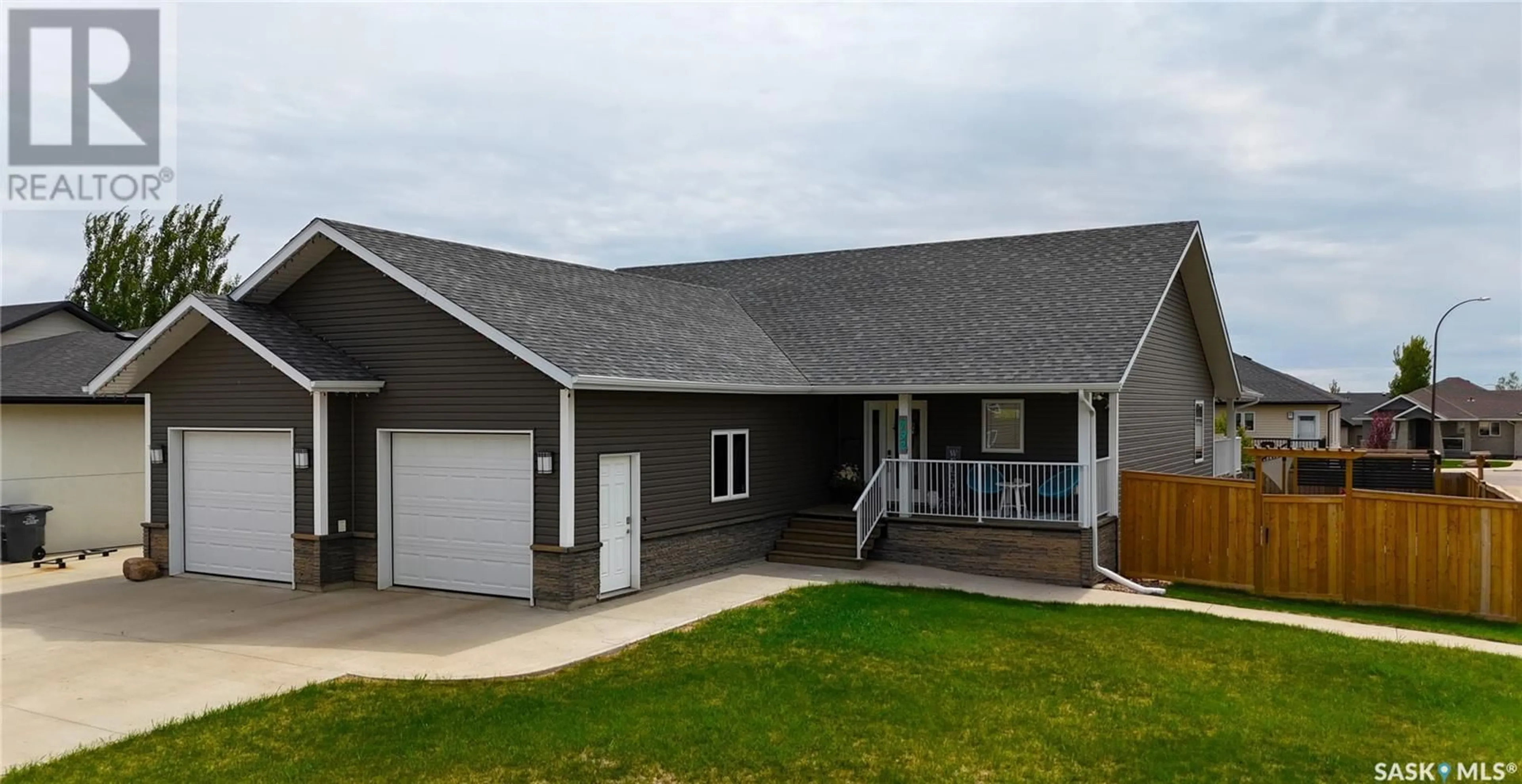 Home with vinyl exterior material, building for 732 HAMILTON DRIVE, Swift Current Saskatchewan S9H0S3