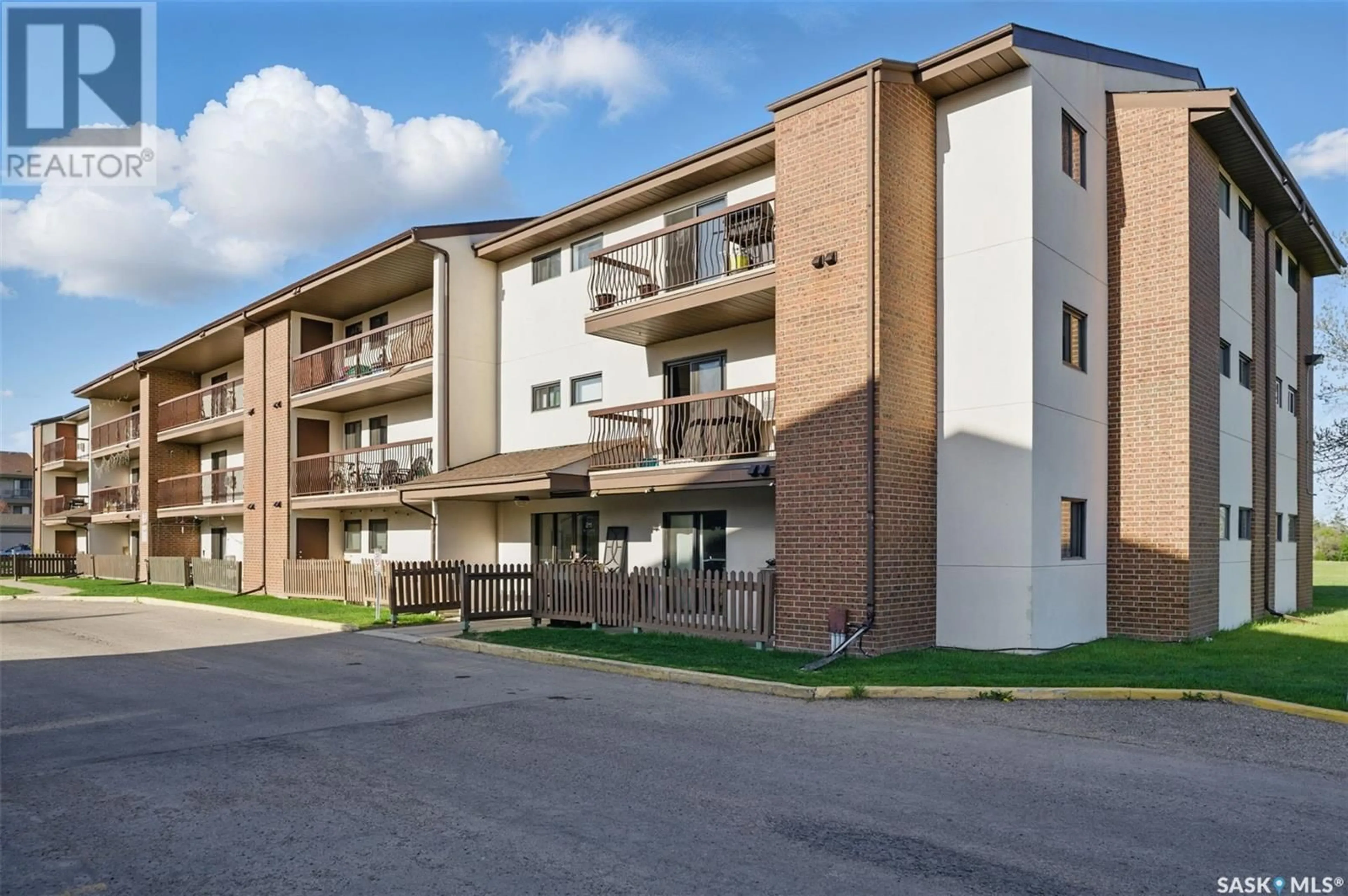 Patio, building for 211 - 205 TAIT PLACE, Saskatoon Saskatchewan S7H5L5