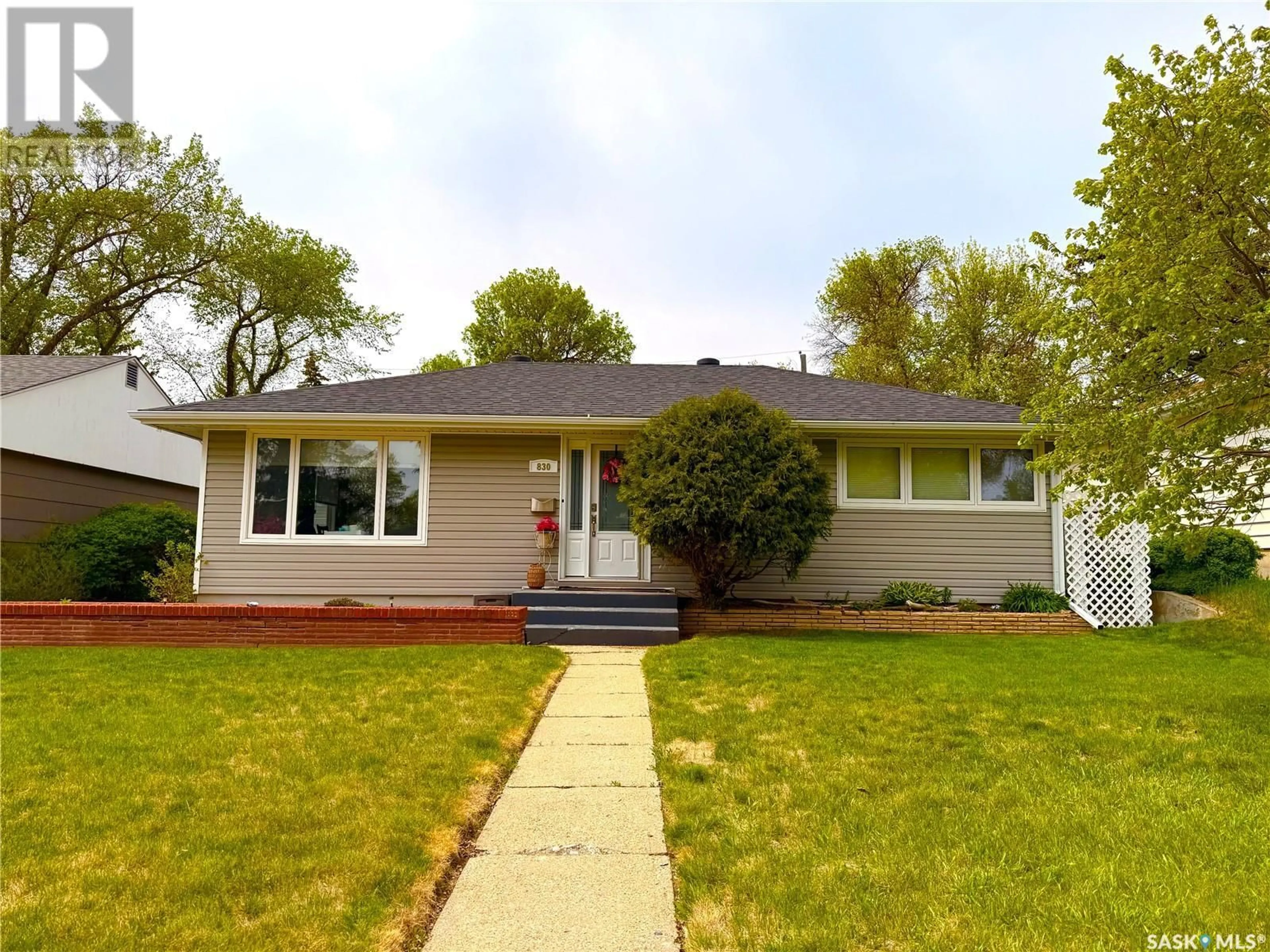 Home with vinyl exterior material, street for 830 2ND AVENUE, Swift Current Saskatchewan S9H2G1