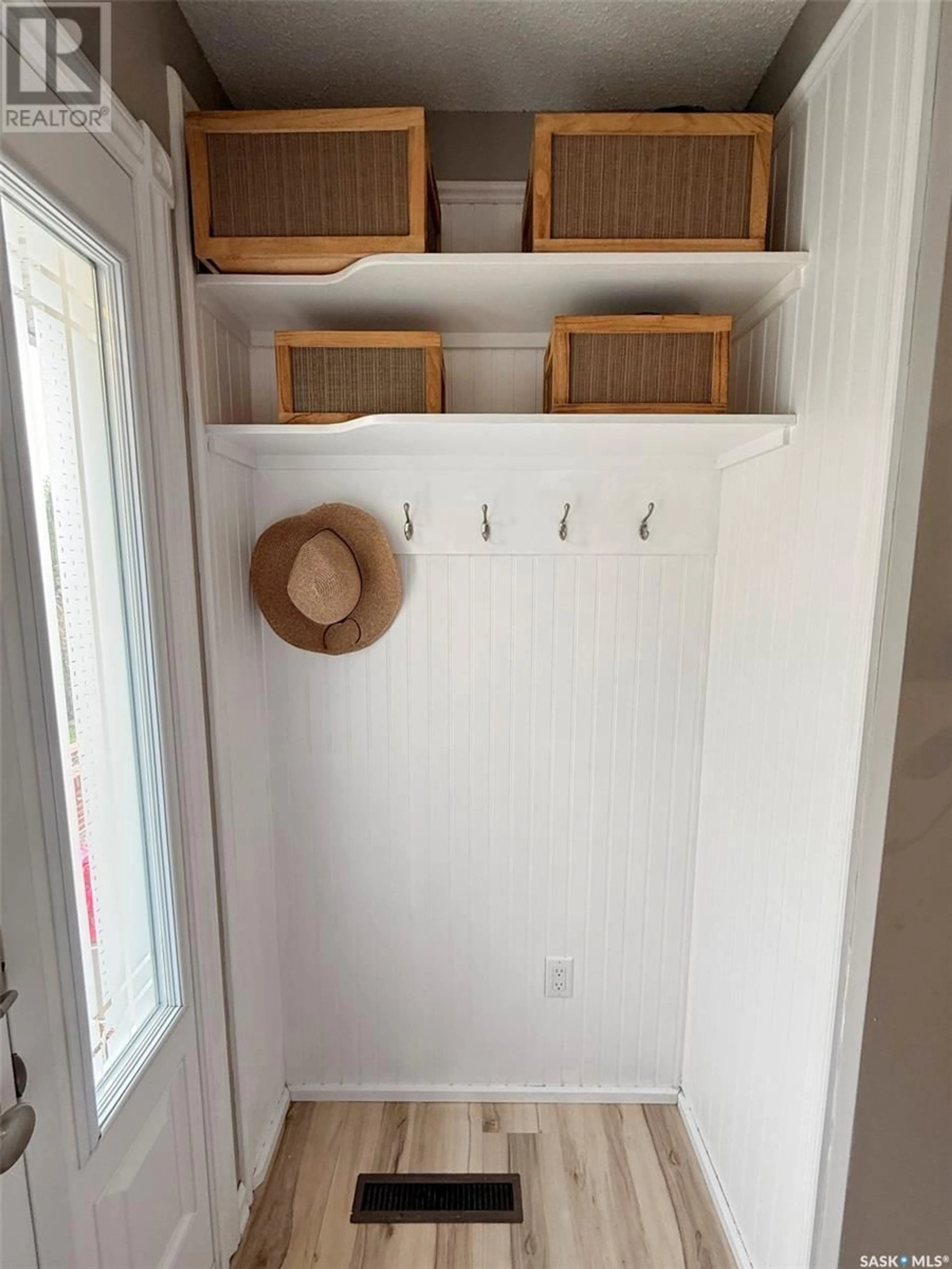 Indoor entryway for 830 2ND AVENUE, Swift Current Saskatchewan S9H2G1