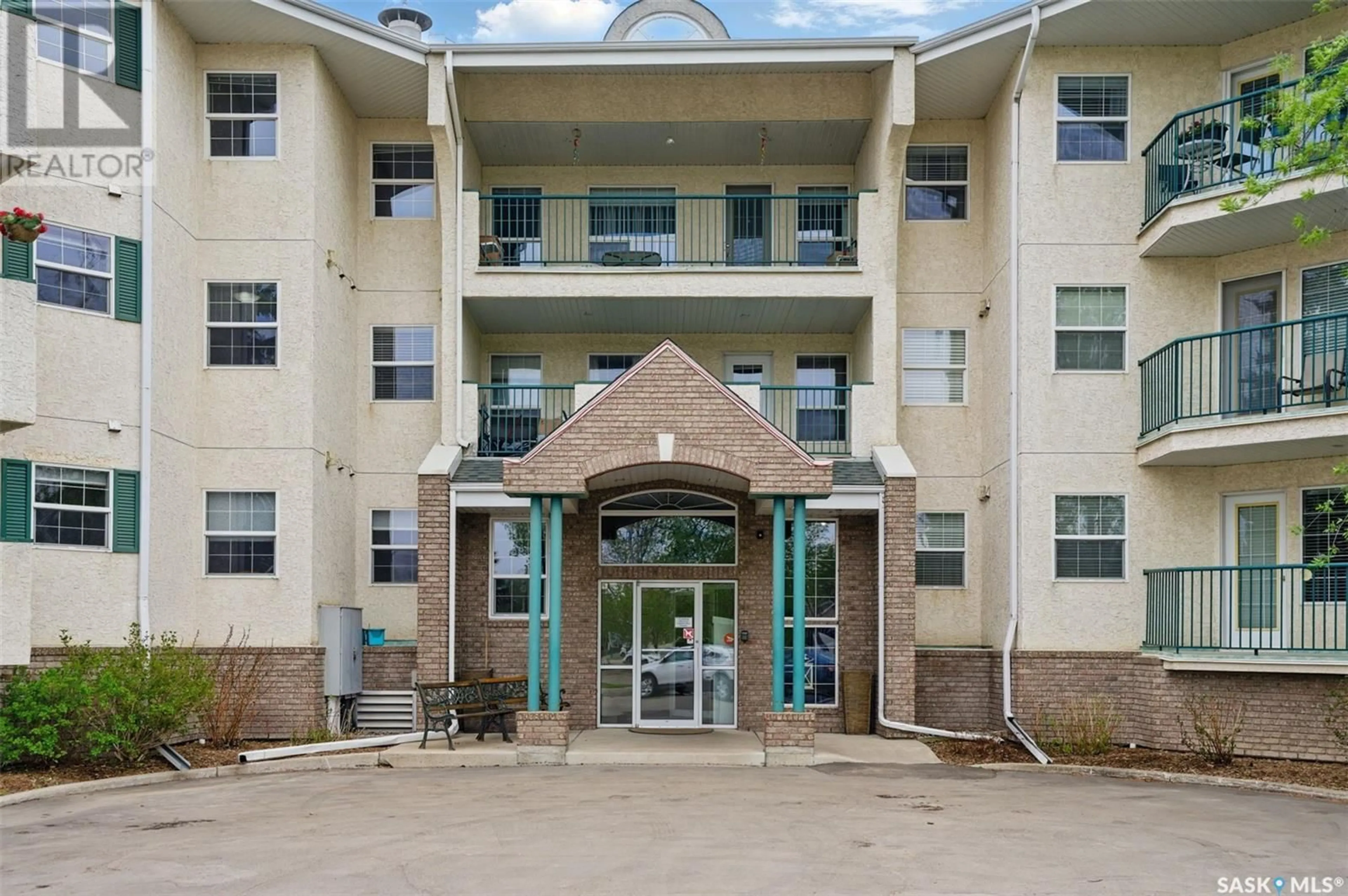 Indoor foyer for 1735 - 307 MCKERCHER DRIVE, Saskatoon Saskatchewan S7H5N6