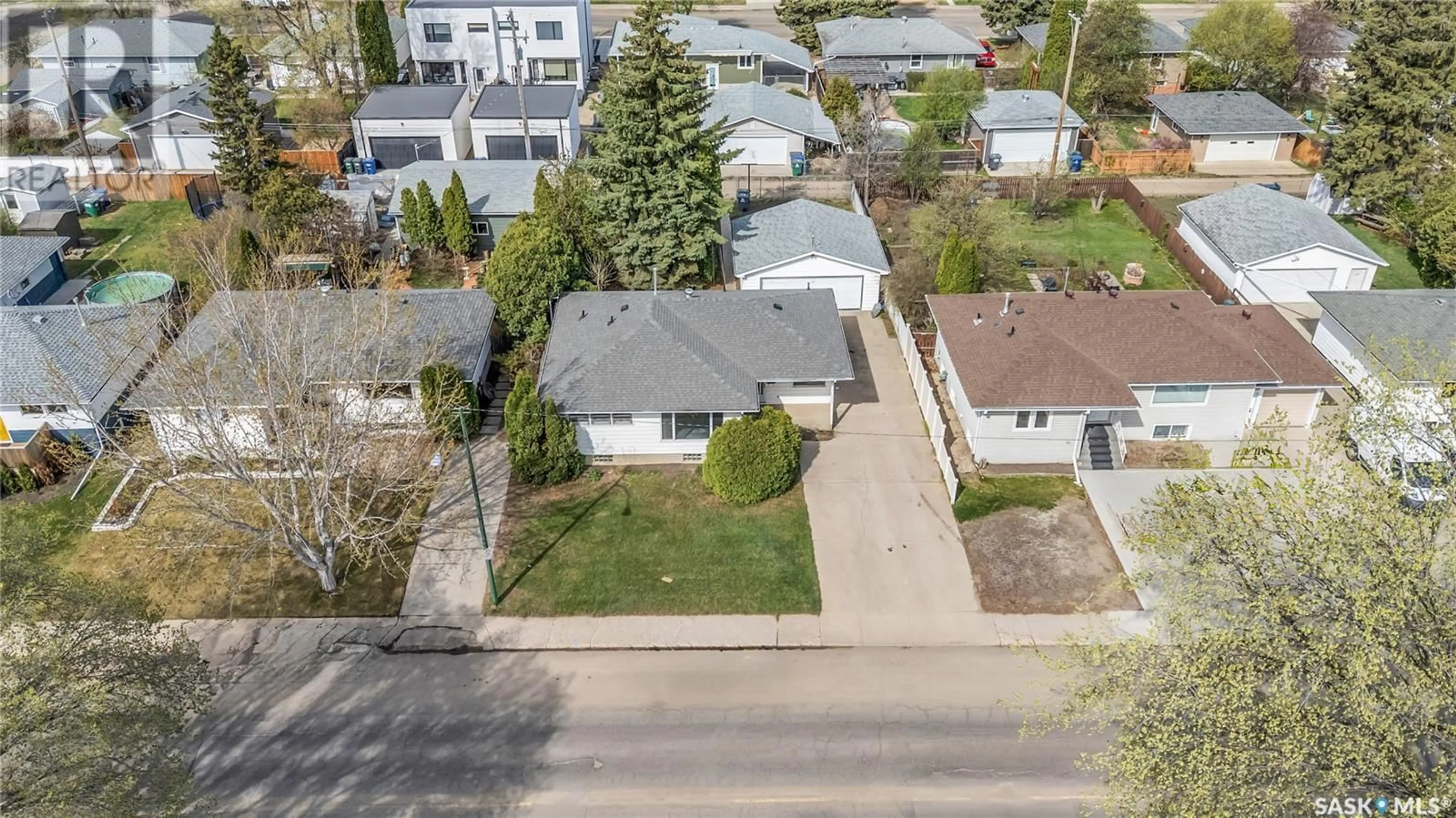 A pic from outside/outdoor area/front of a property/back of a property/a pic from drone, street for 1518 CUMBERLAND AVENUE, Saskatoon Saskatchewan S7H2M3