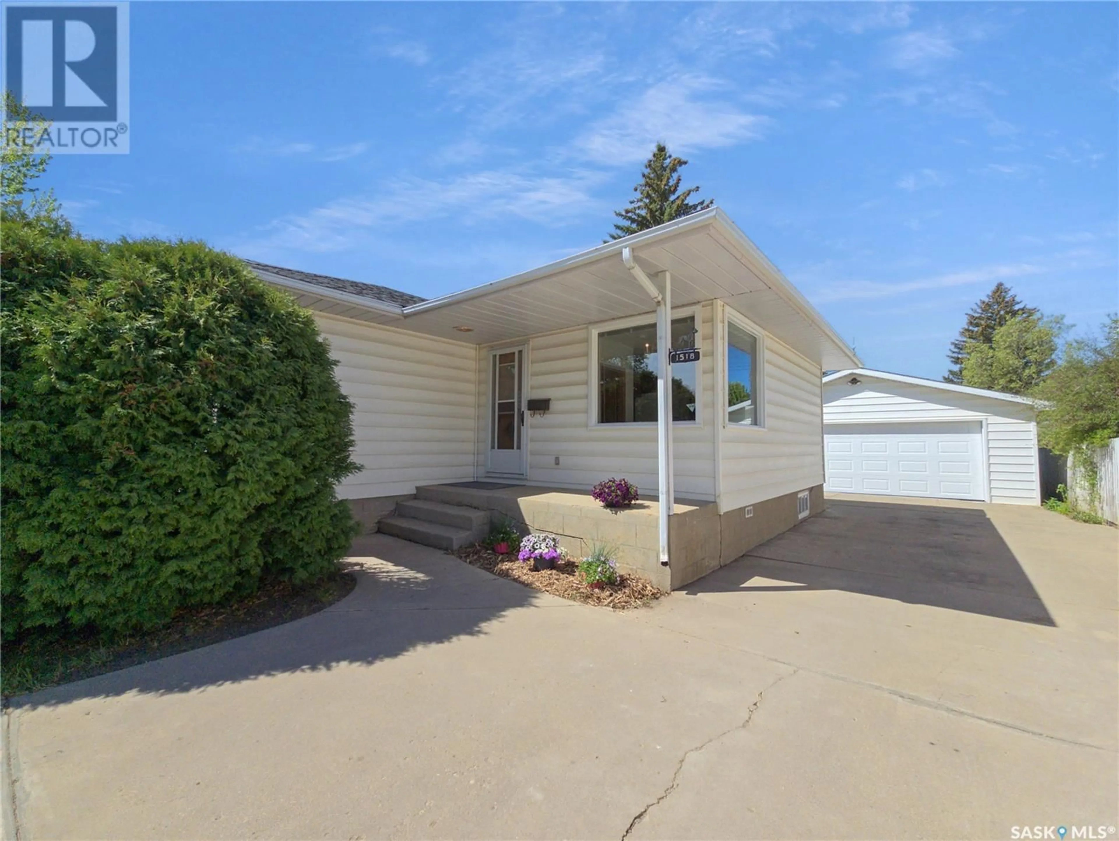 Home with vinyl exterior material, street for 1518 CUMBERLAND AVENUE, Saskatoon Saskatchewan S7H2M3