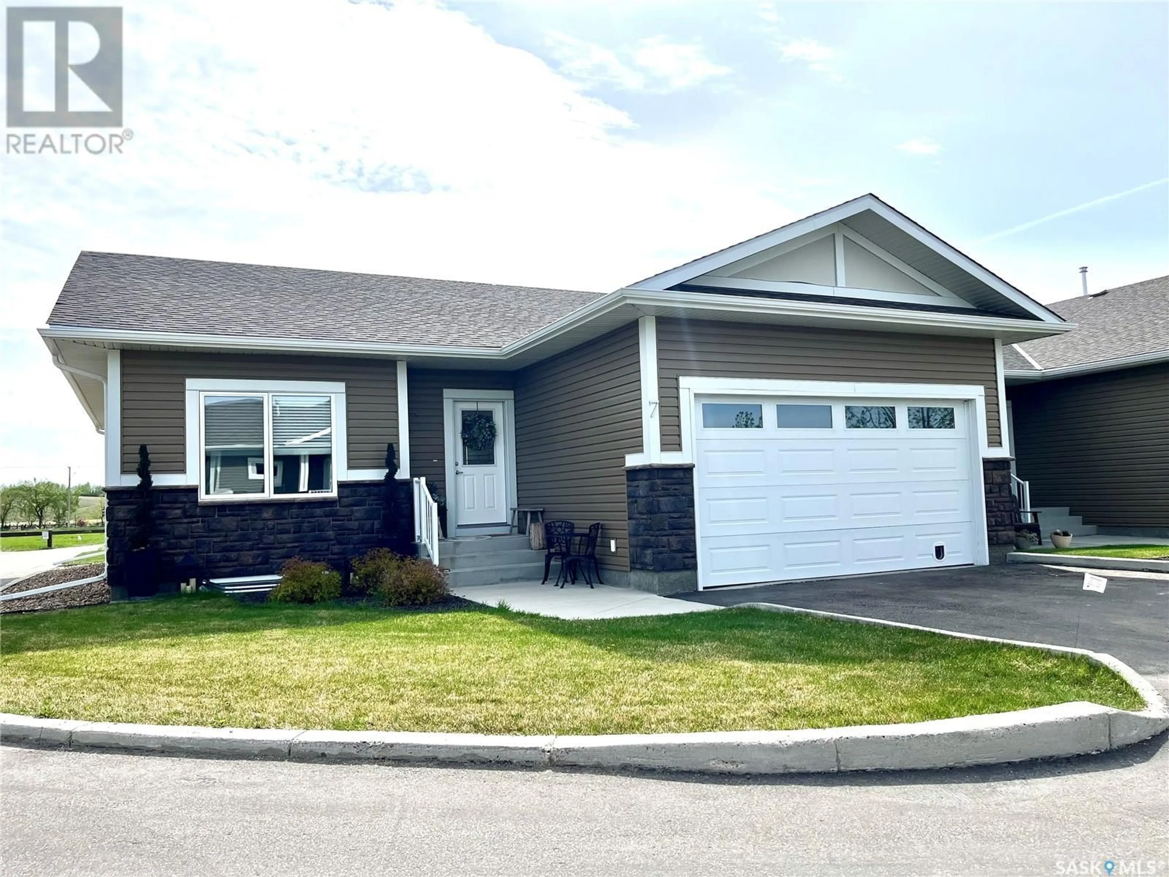 Home with vinyl exterior material, street for 7 2221 SASKATCHEWAN DRIVE, Swift Current Saskatchewan S9H5N2