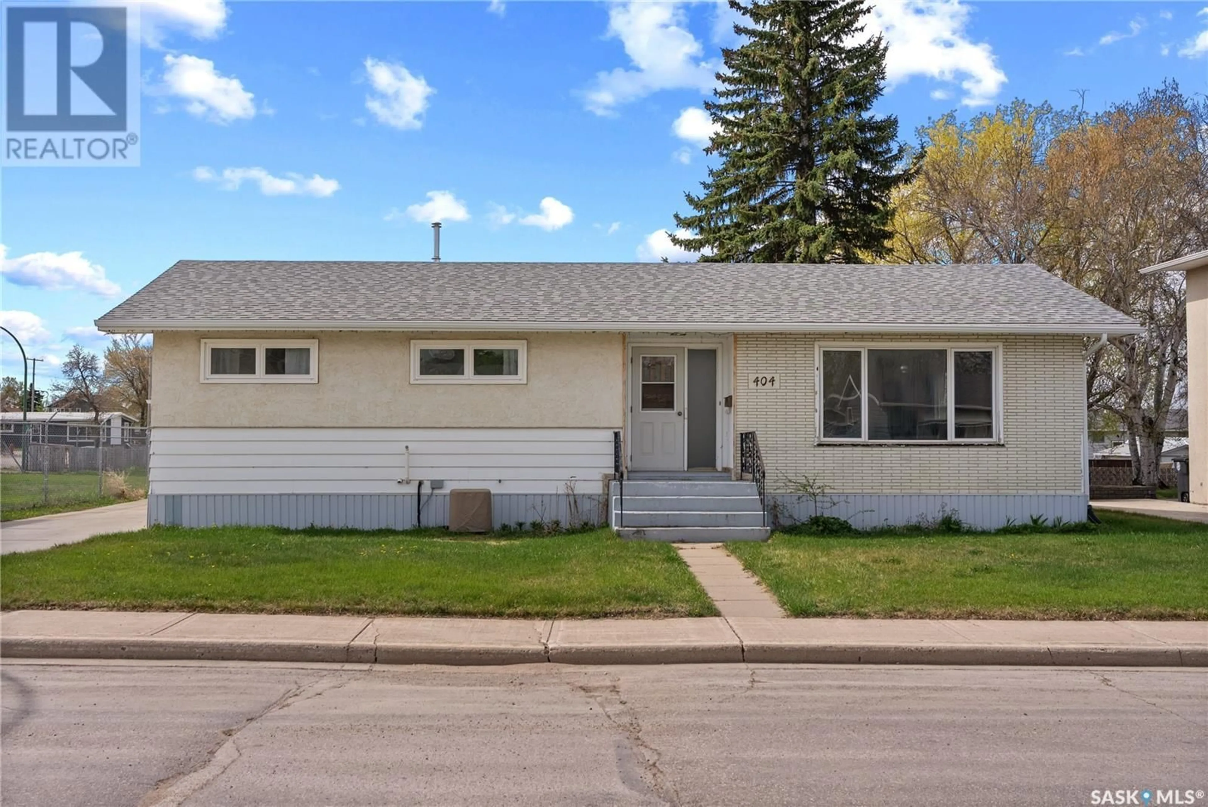 Home with vinyl exterior material, street for 404 6TH AVENUE, Biggar Saskatchewan S0K0M0