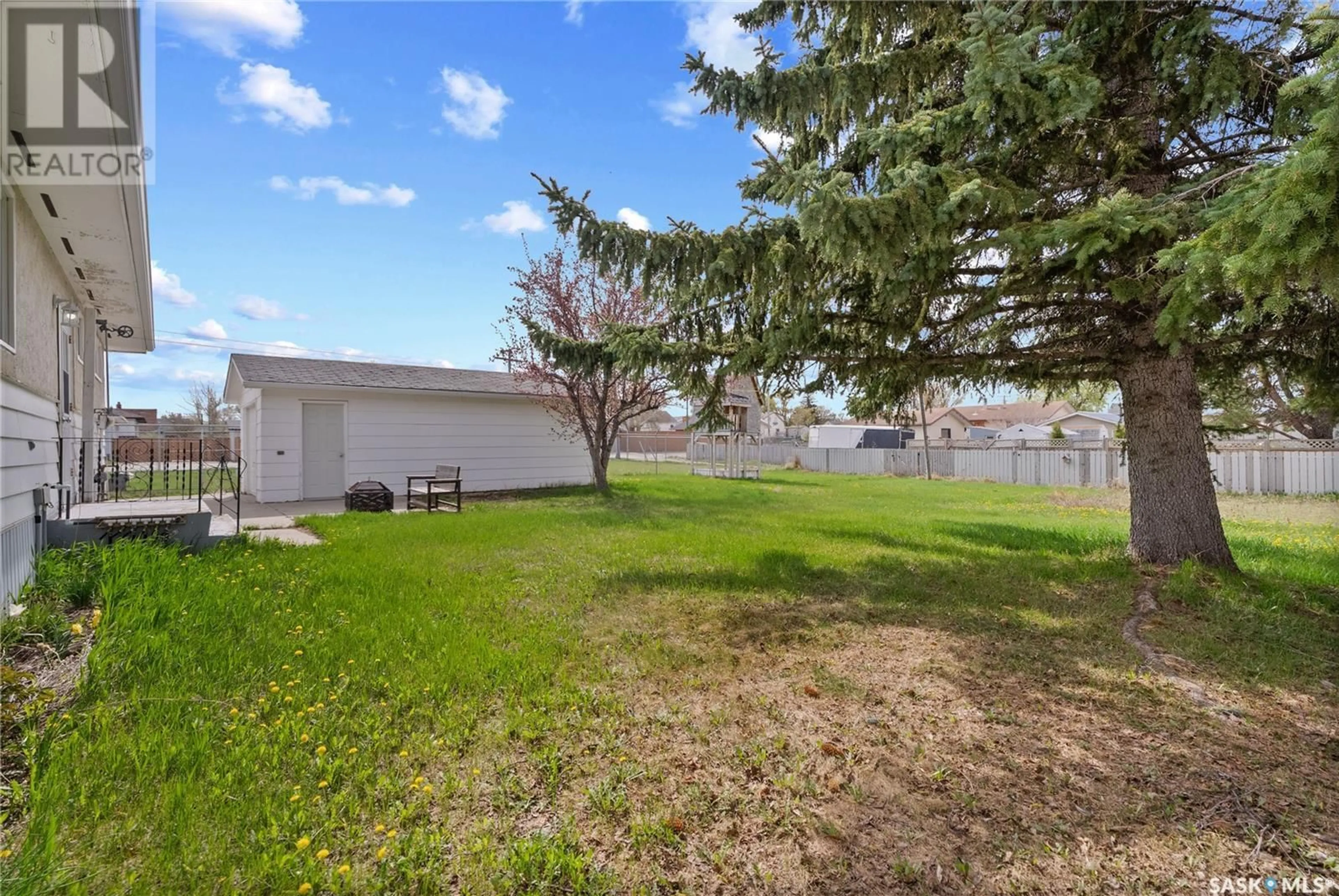 Patio, water/lake/river/ocean view for 404 6TH AVENUE, Biggar Saskatchewan S0K0M0