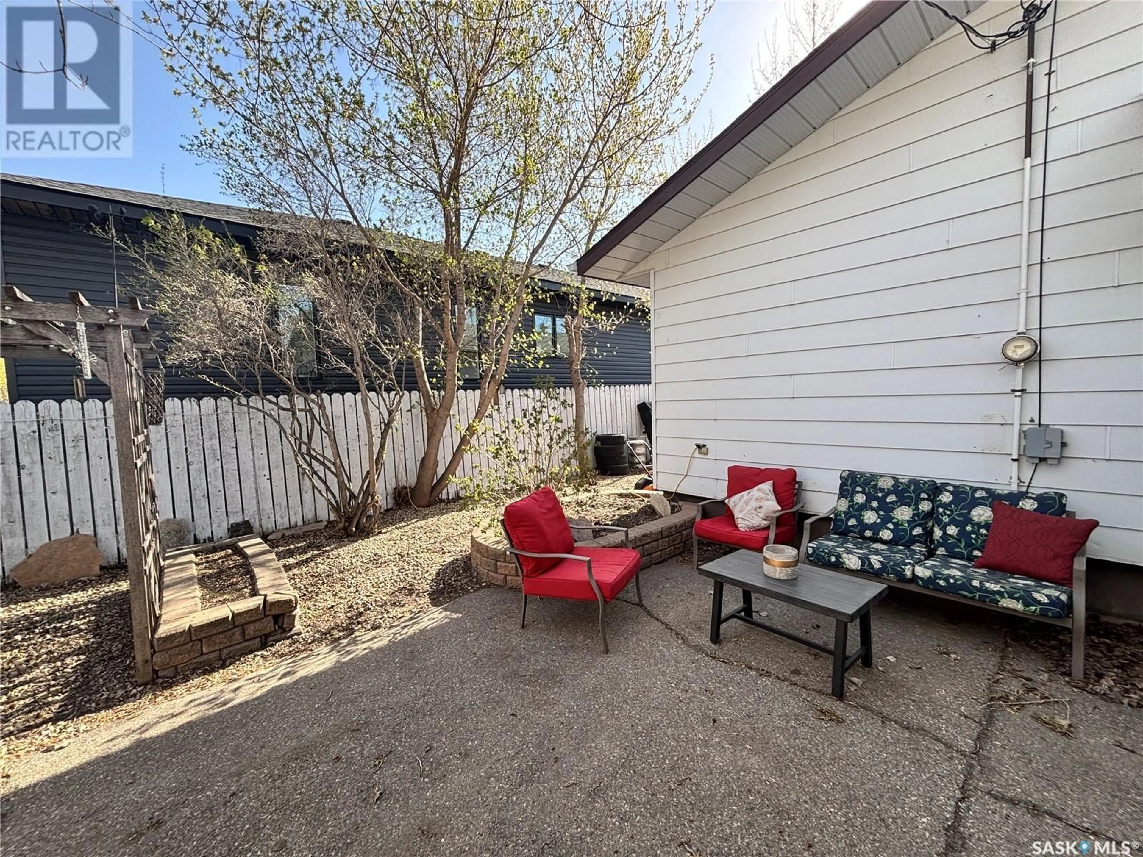 Patio, street for 818 12TH AVENUE, Humboldt Saskatchewan S0K2A0