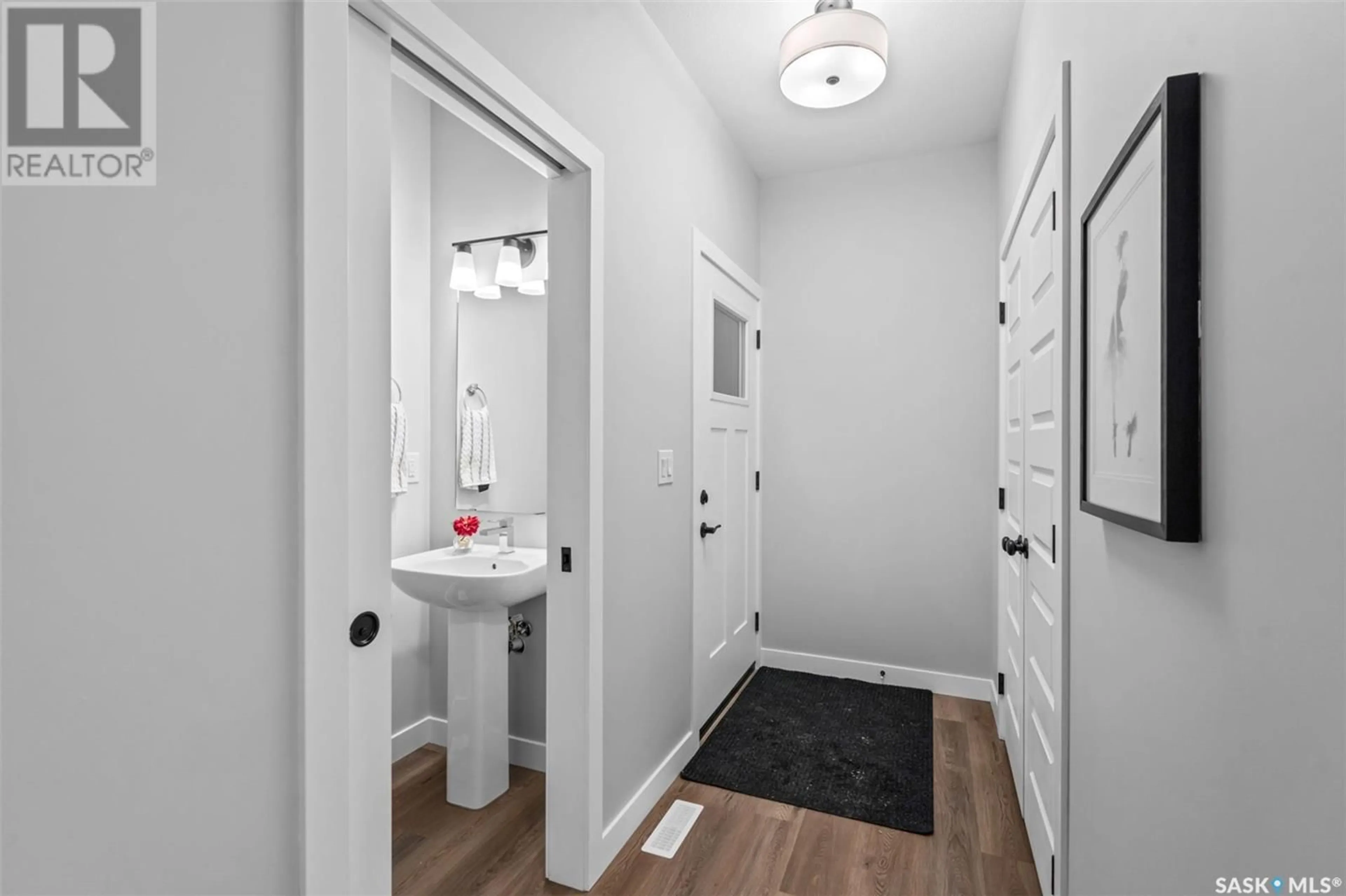 Indoor entryway for 943 TRAEGER MANOR, Saskatoon Saskatchewan S7V1V8