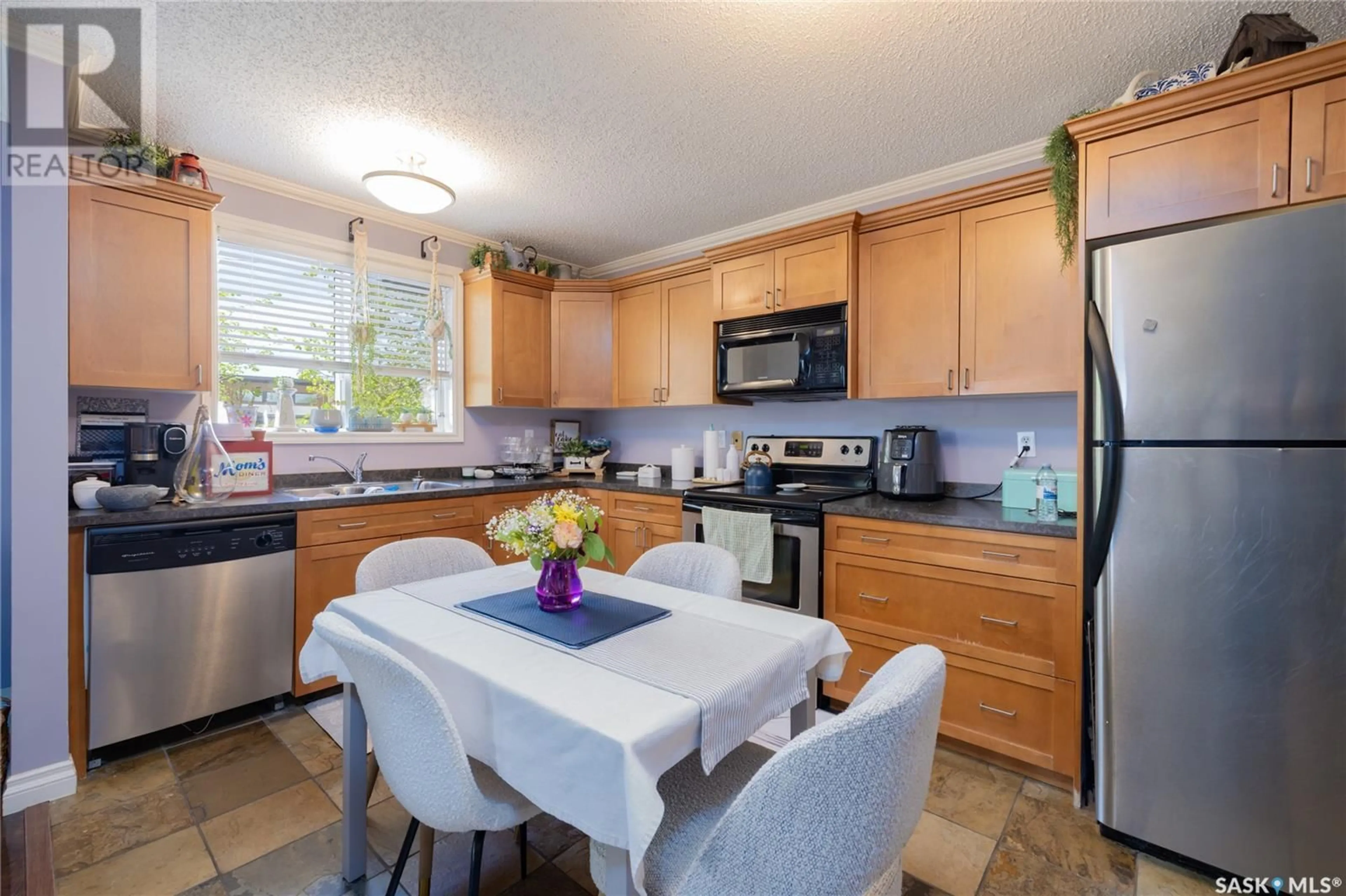 Open concept kitchen, unknown for 202 - 521 18TH STREET, Saskatoon Saskatchewan S7M1C8