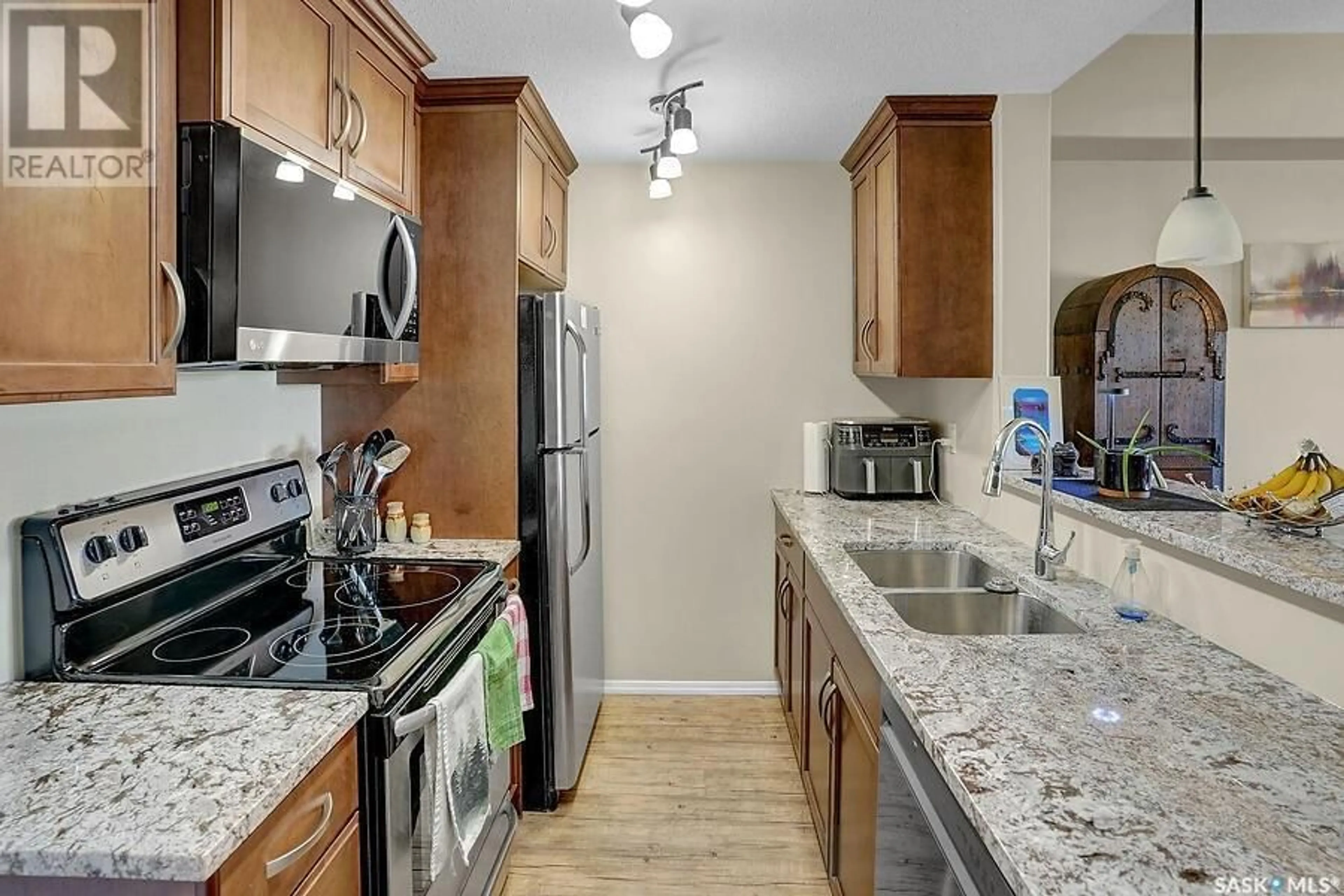 Standard kitchen, ceramic/tile floor for 1220 - 312 BLACKFOOT DRIVE, Regina Saskatchewan S4S6T2