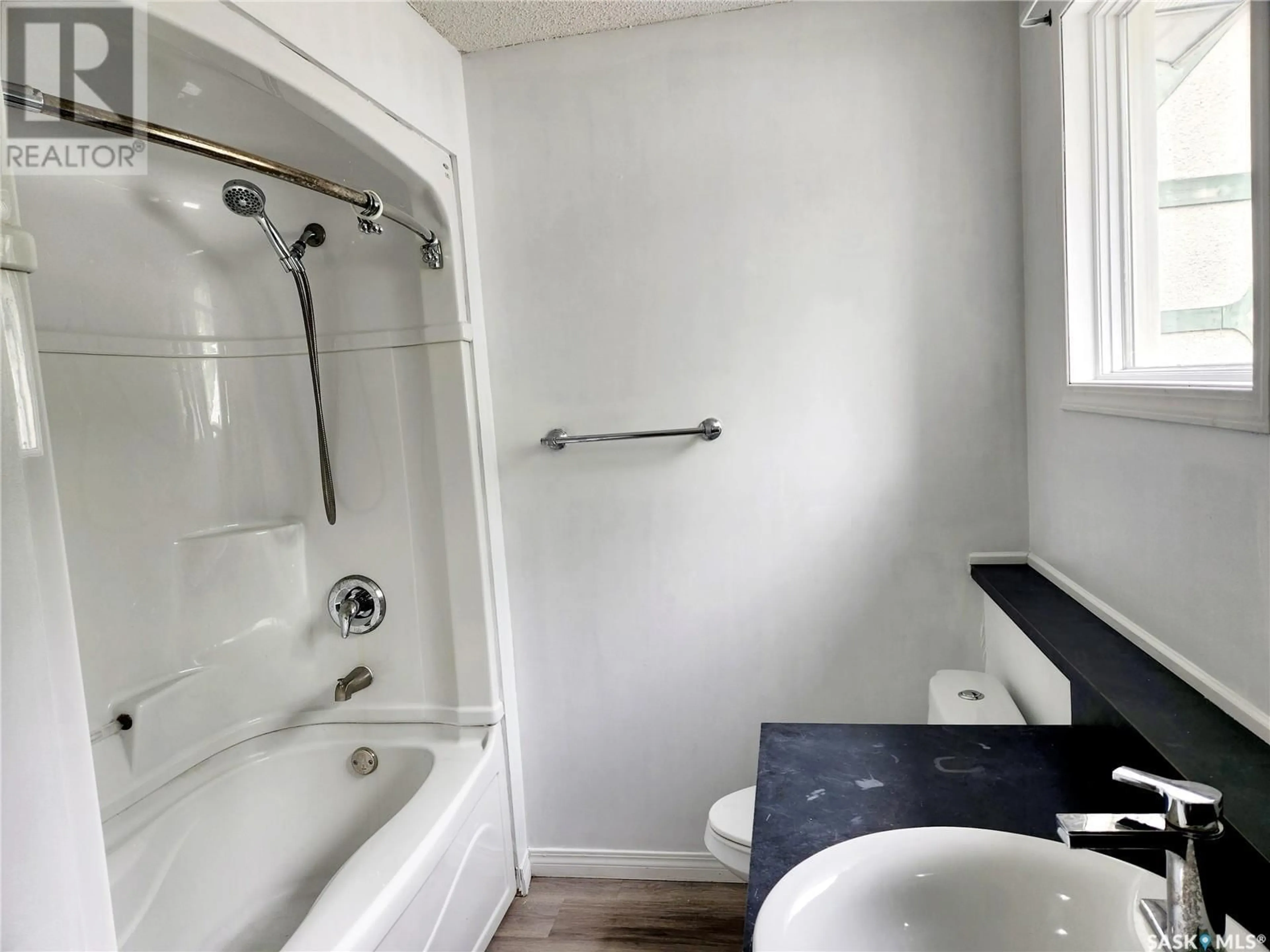 Standard bathroom, unknown for 316 32ND STREET, Saskatoon Saskatchewan S7L0S6